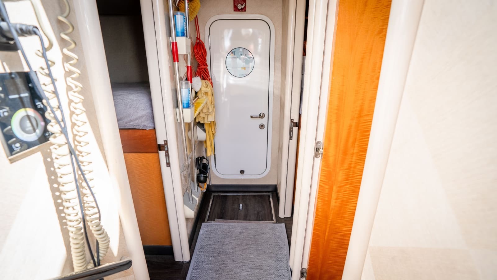 2006 Lazzara Yachts Skylounge - Photo 69