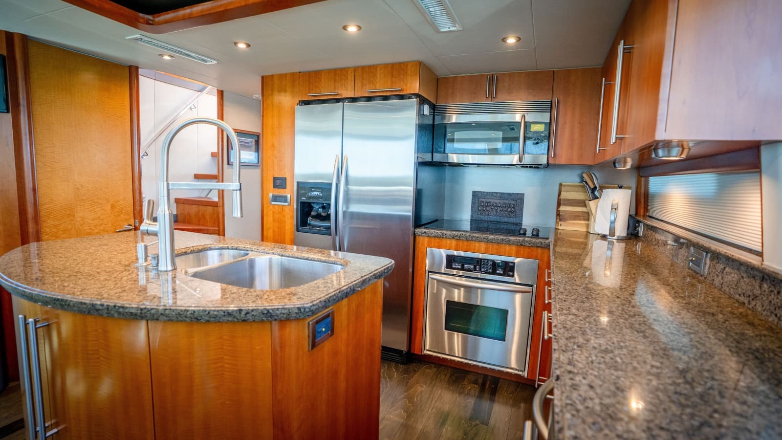 2006 Lazzara Yachts Skylounge - Photo 37