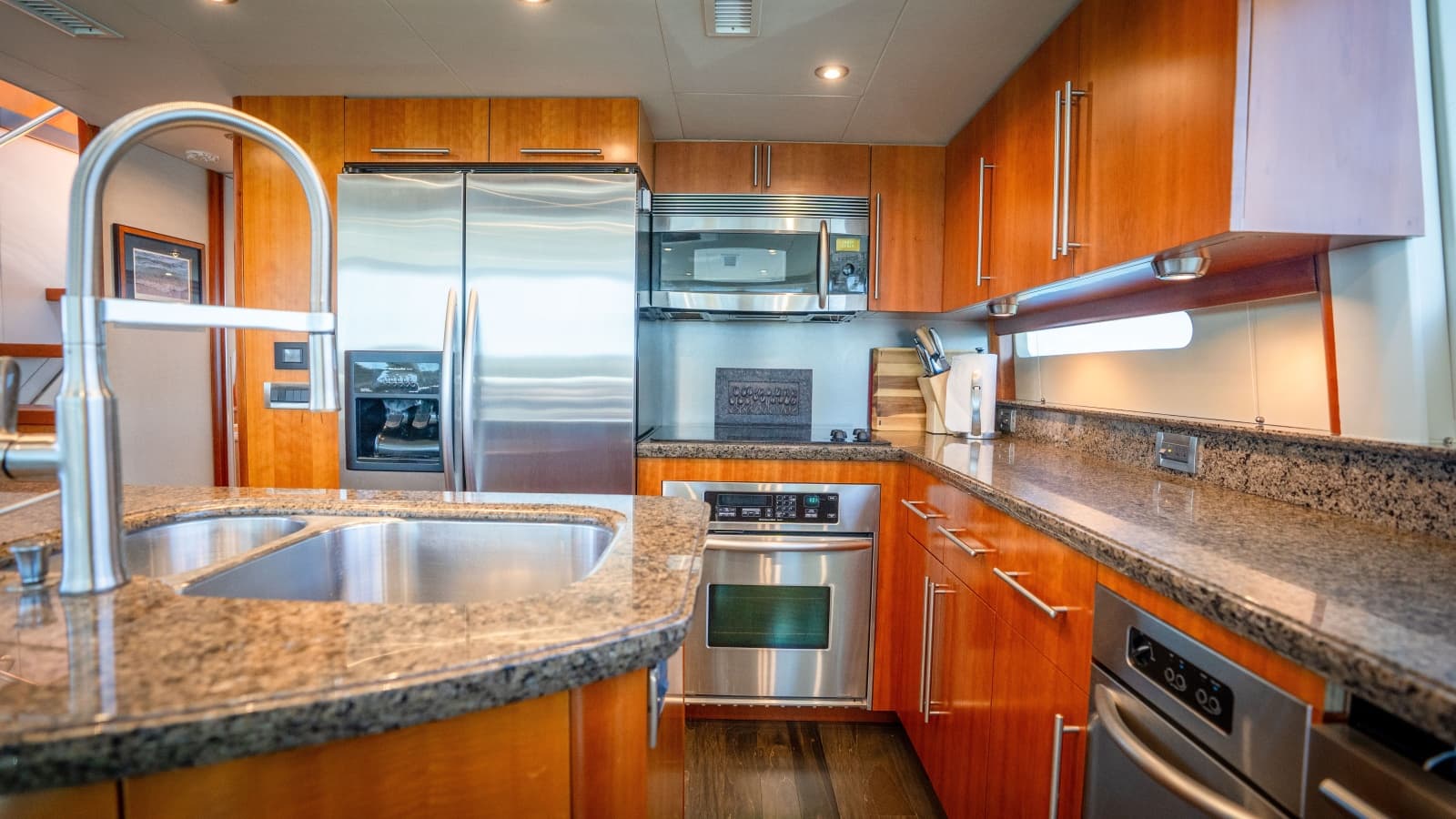 2006 Lazzara Yachts Skylounge - Photo 38