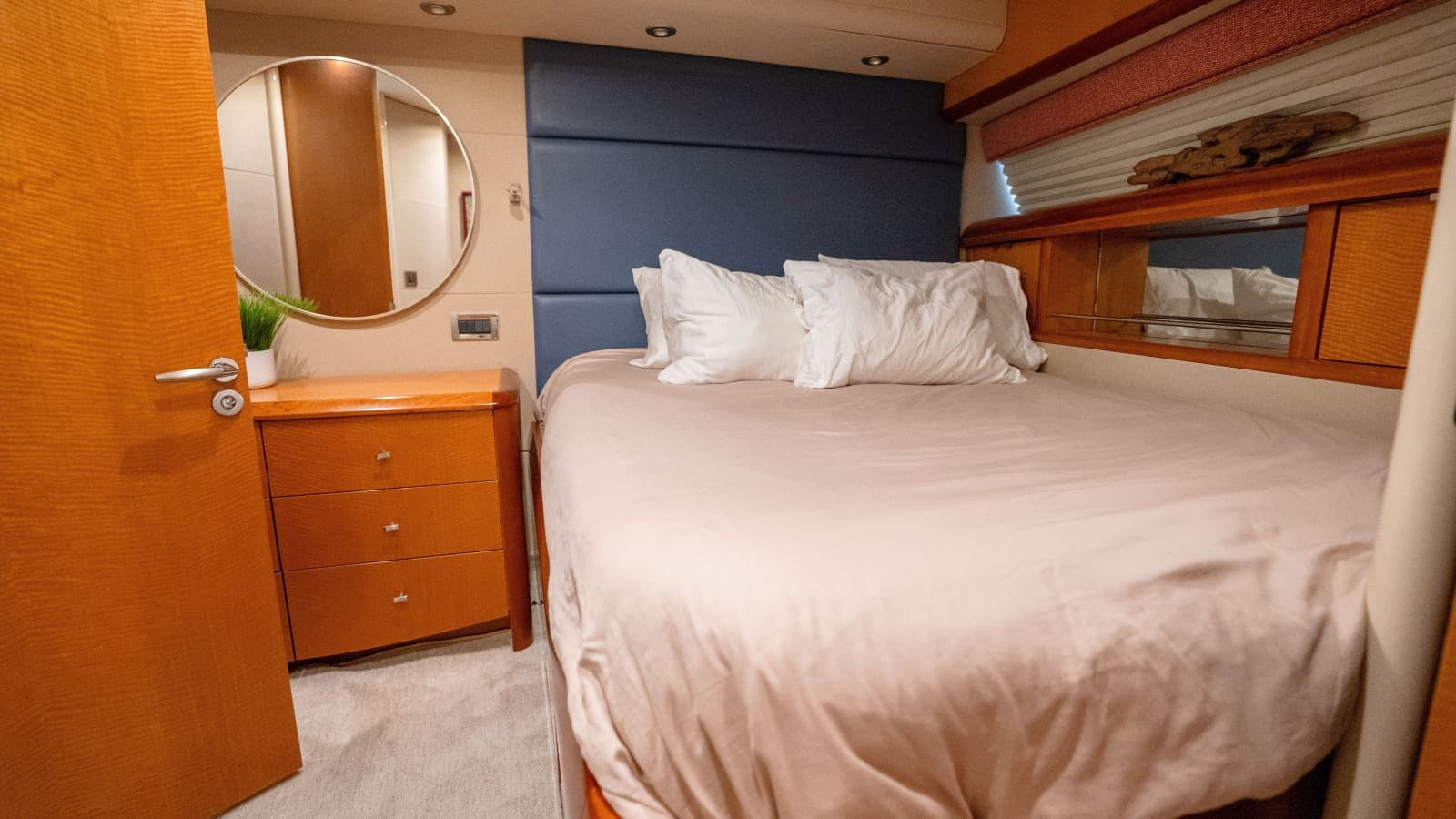 2006 Lazzara Yachts Skylounge - Photo 58