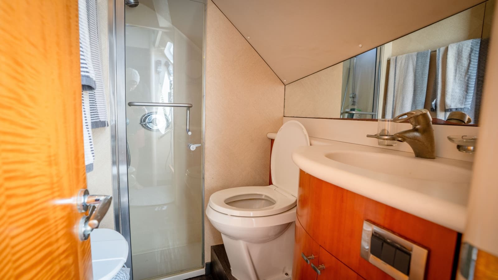 2006 Lazzara Yachts Skylounge - Photo 68