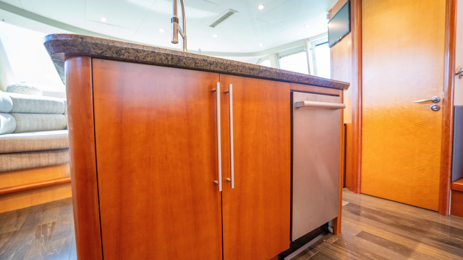 2006 Lazzara Yachts Skylounge - Photo 41