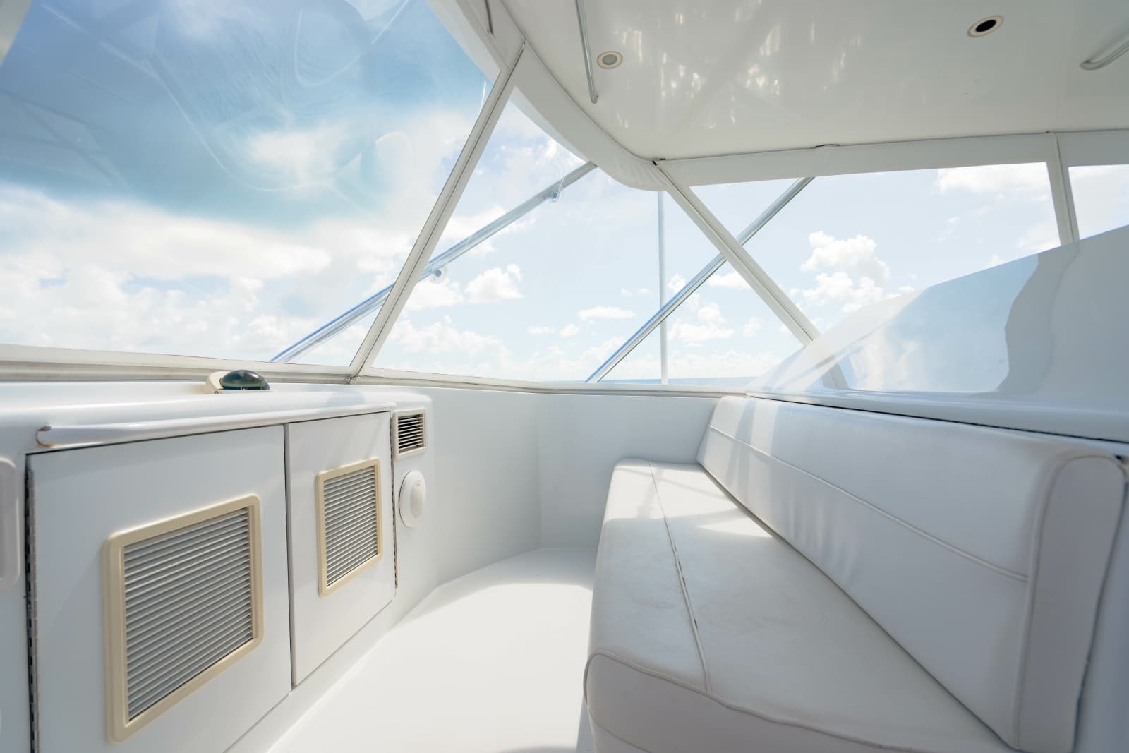 2004 Hatteras 54 Convertible - Photo 64