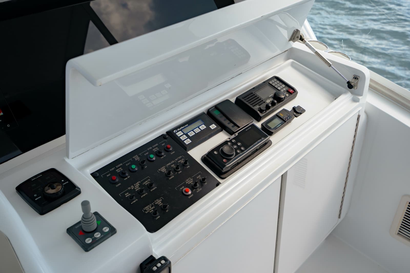 2004 Hatteras 54 Convertible - Photo 68