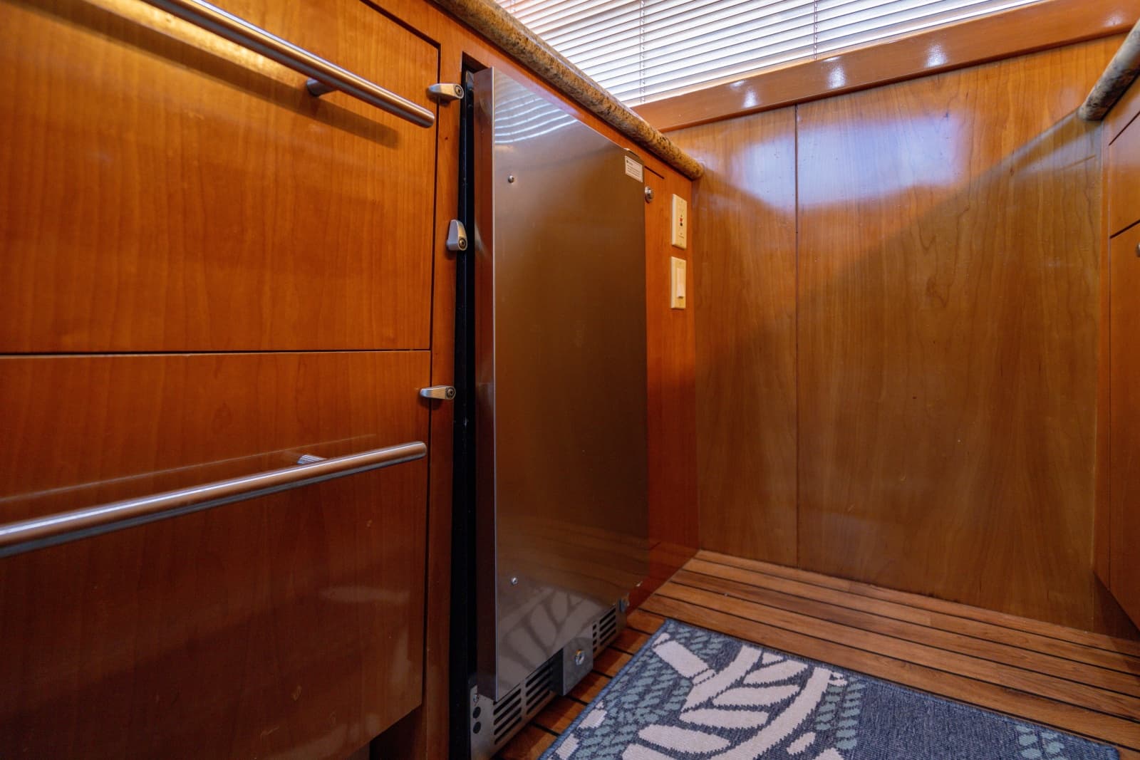 2004 Hatteras 54 Convertible - Photo 77