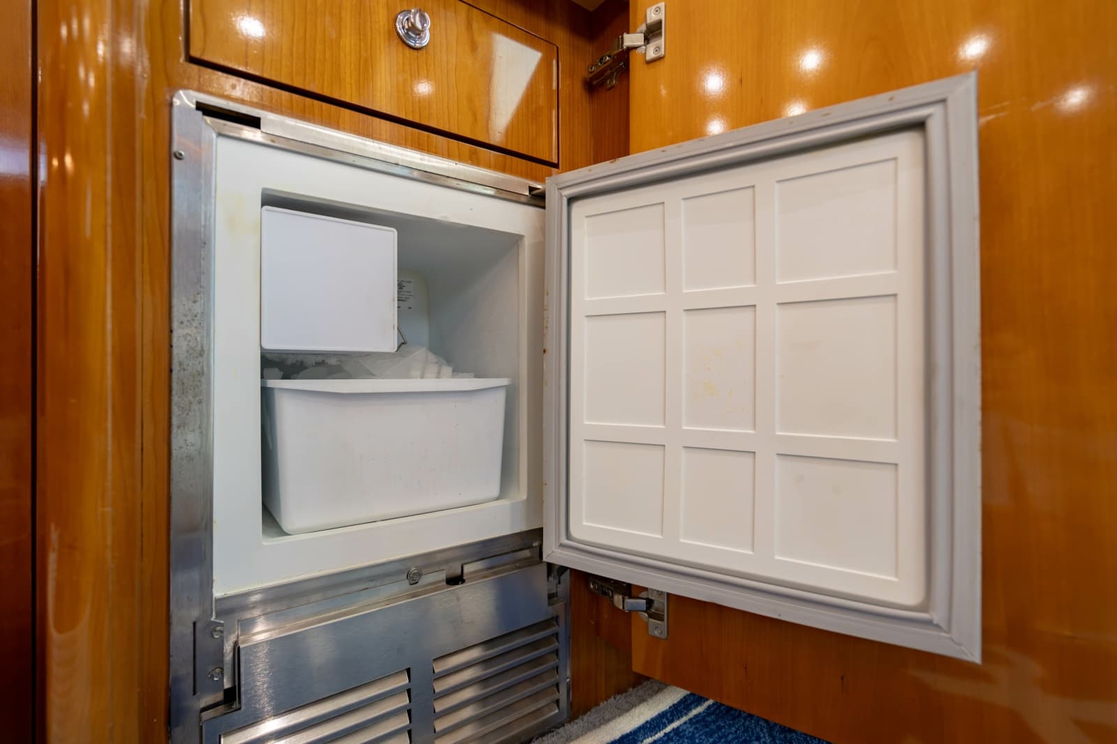 2004 Hatteras 54 Convertible - Photo 83