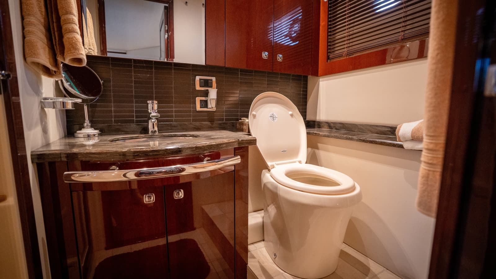 2012 Sea Ray 580 Sundancer - Photo 35