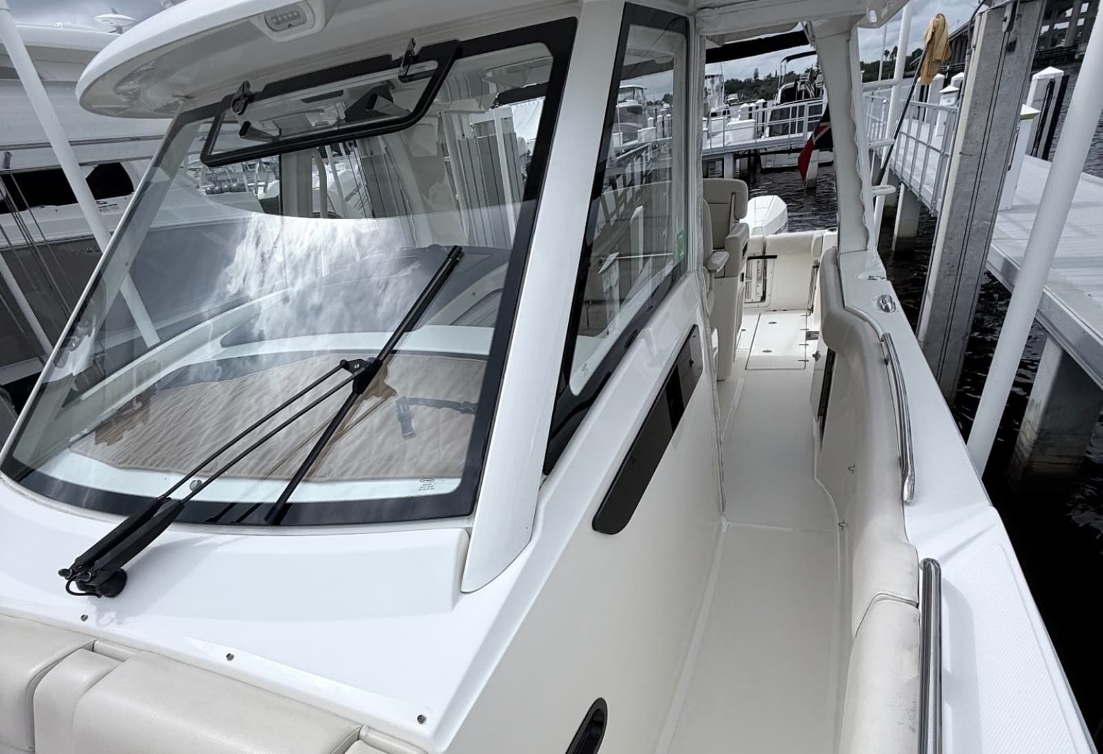 2023 Boston Whaler 350 Realm - Photo 8