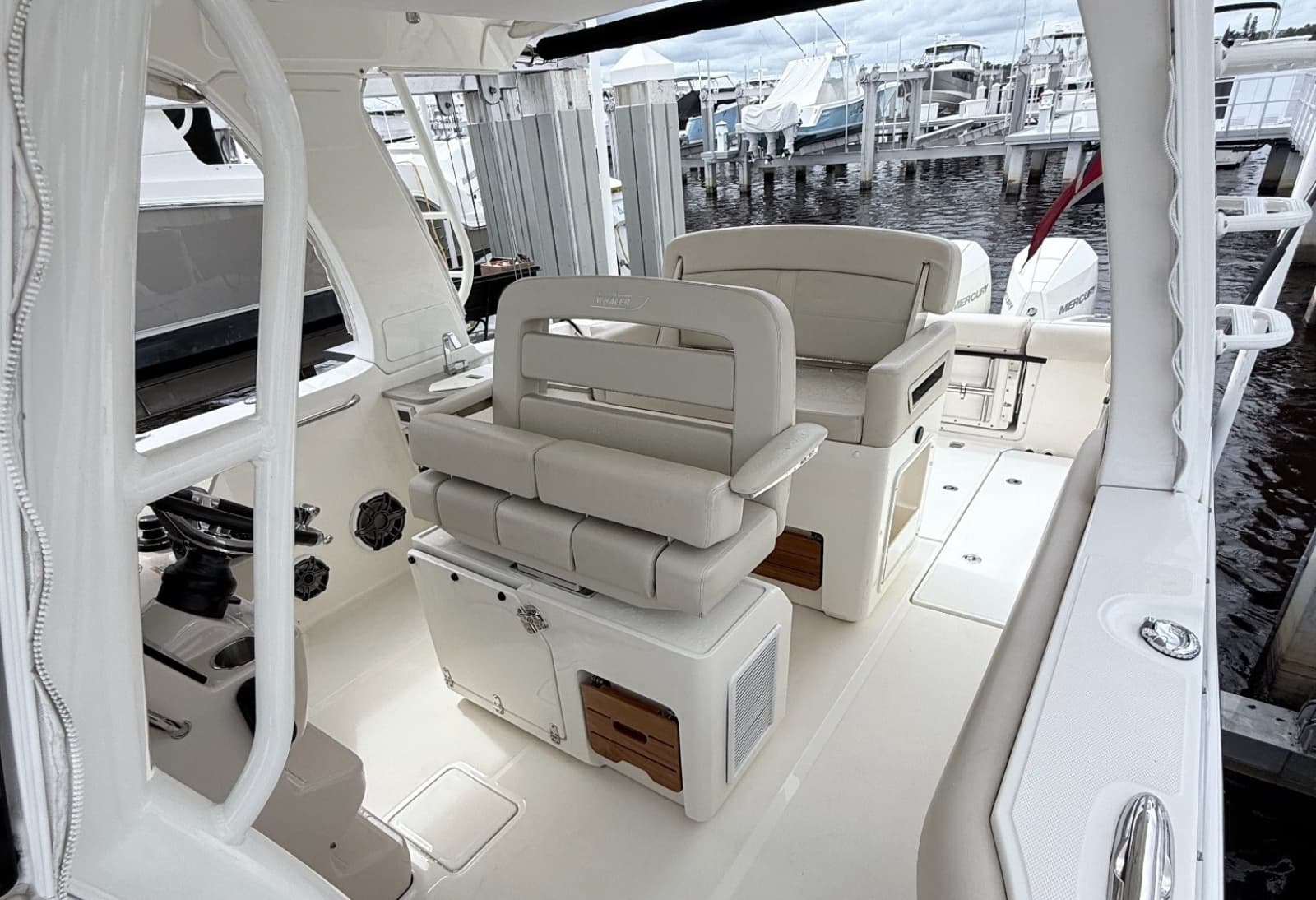2023 Boston Whaler 350 Realm - Photo 9