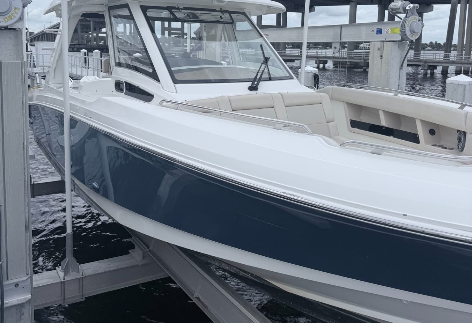 2023 Boston Whaler 350 Realm - Photo 2