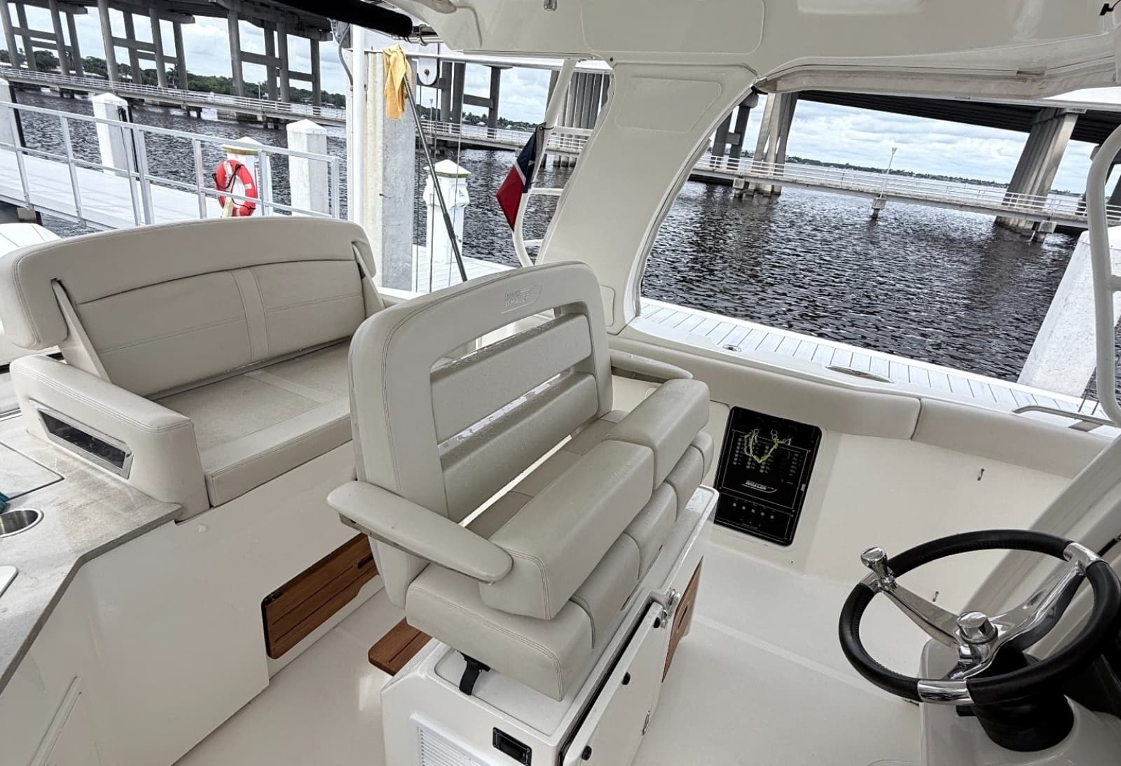 2023 Boston Whaler 350 Realm - Photo 10
