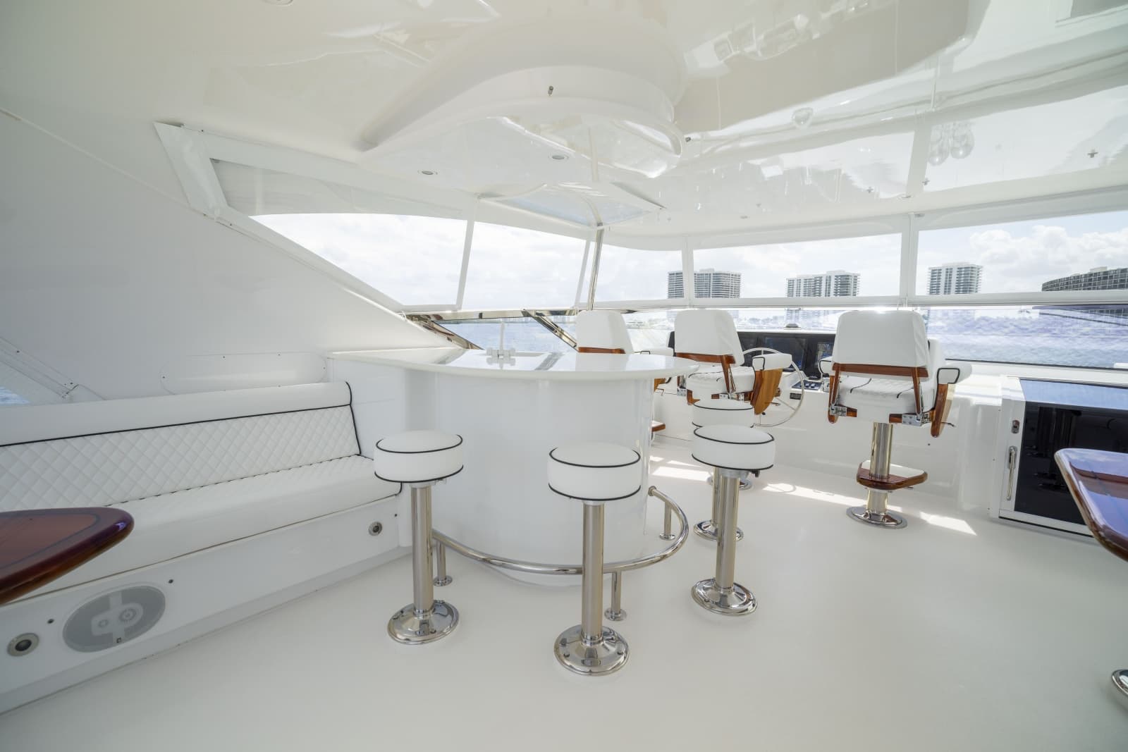 2005 Hatteras 80 Motor Yacht - Photo 29