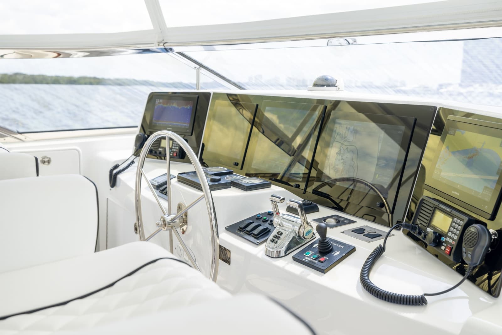 2005 Hatteras 80 Motor Yacht - Photo 31