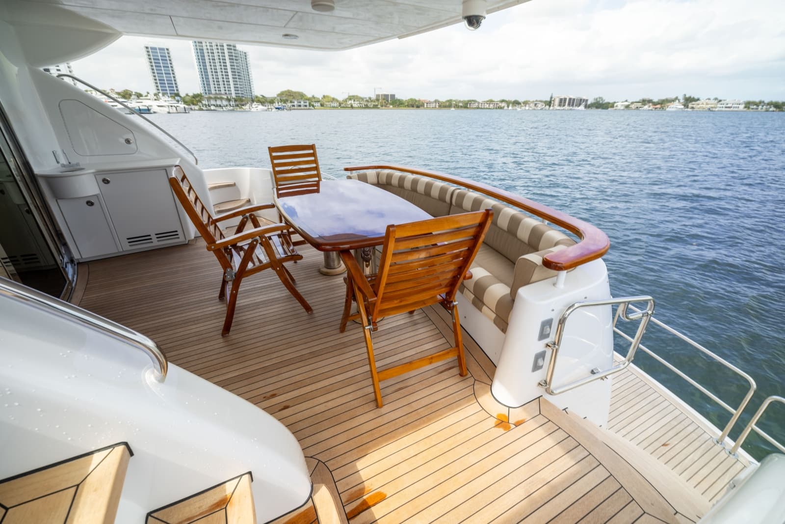 2005 Hatteras 80 Motor Yacht - Photo 19