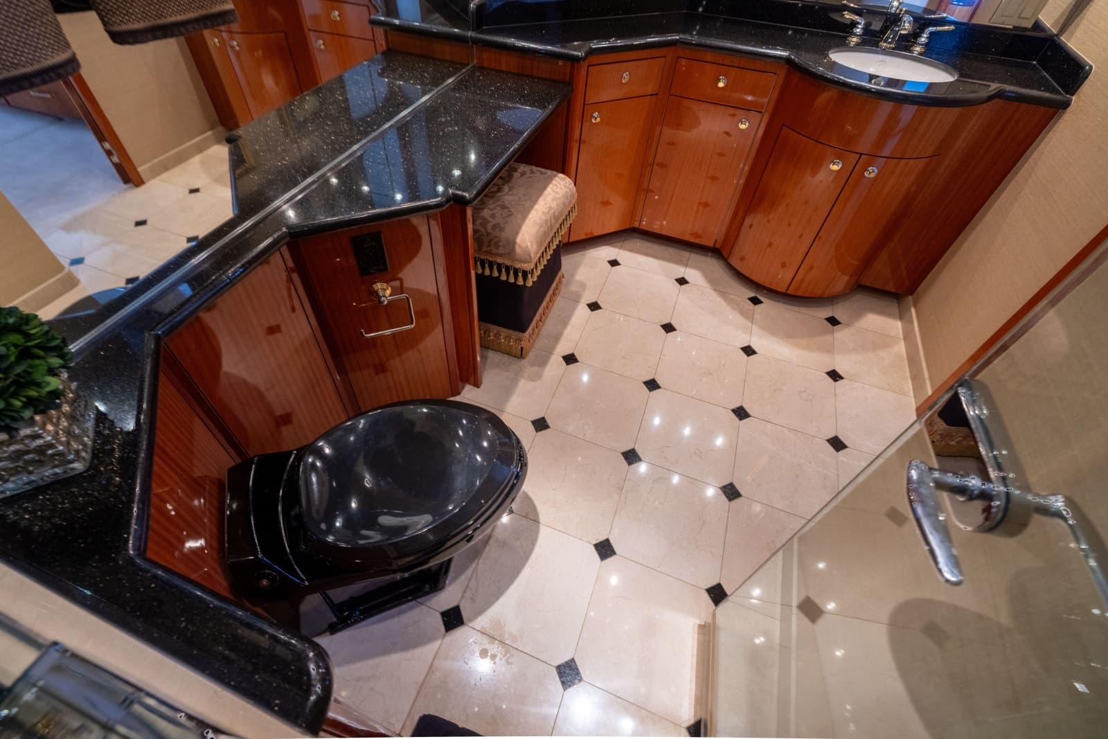 2005 Hatteras 80 Motor Yacht - Photo 59