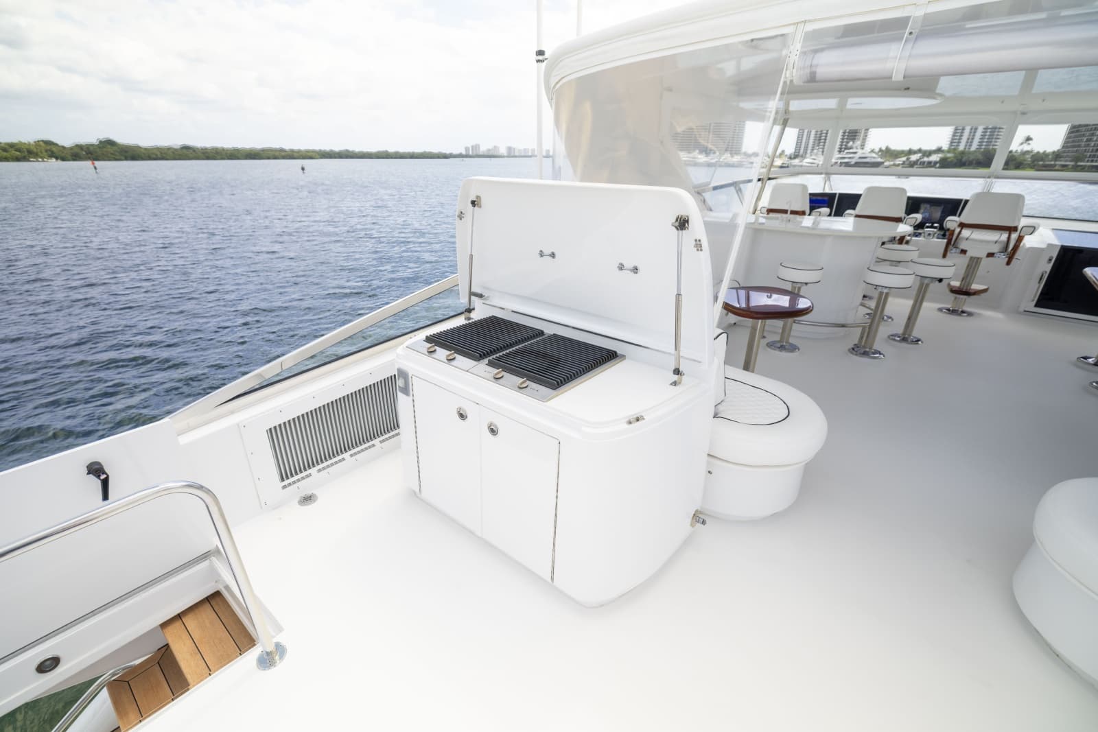 2005 Hatteras 80 Motor Yacht - Photo 25