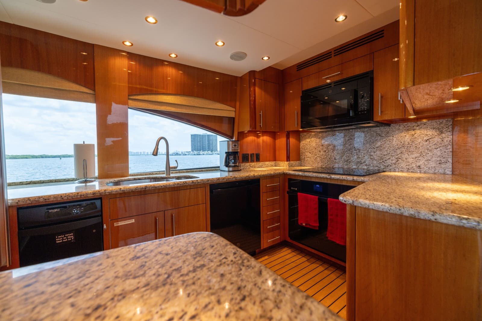 2005 Hatteras 80 Motor Yacht - Photo 43