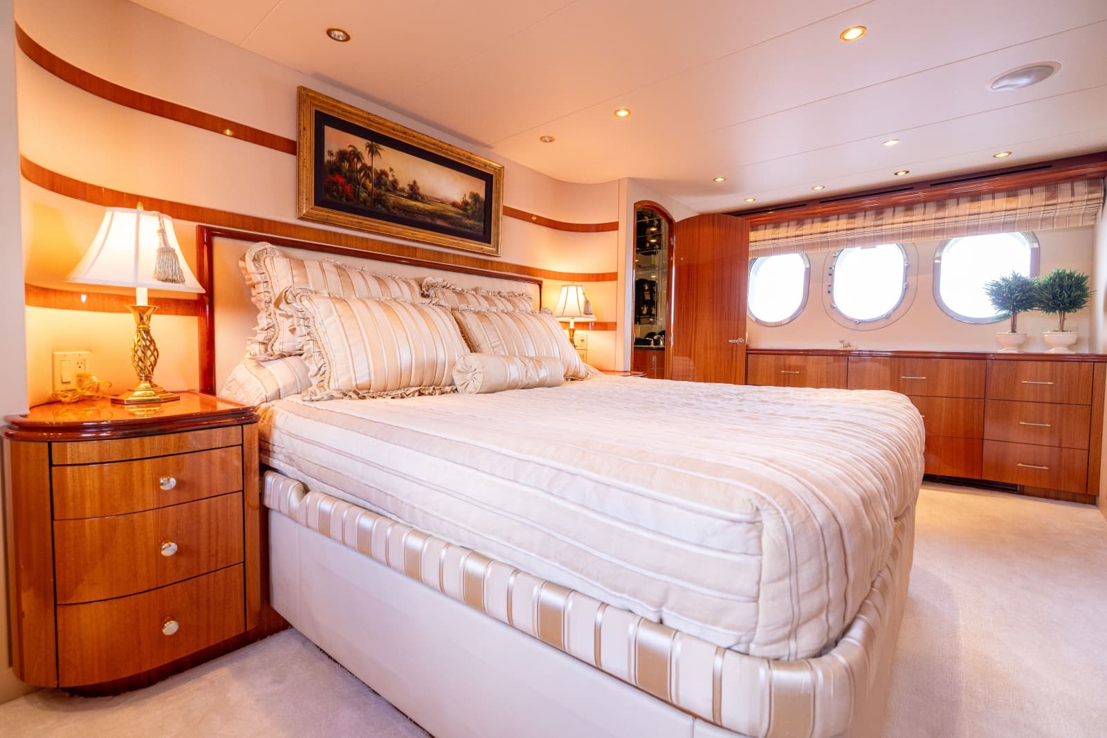 2005 Hatteras 80 Motor Yacht - Photo 54