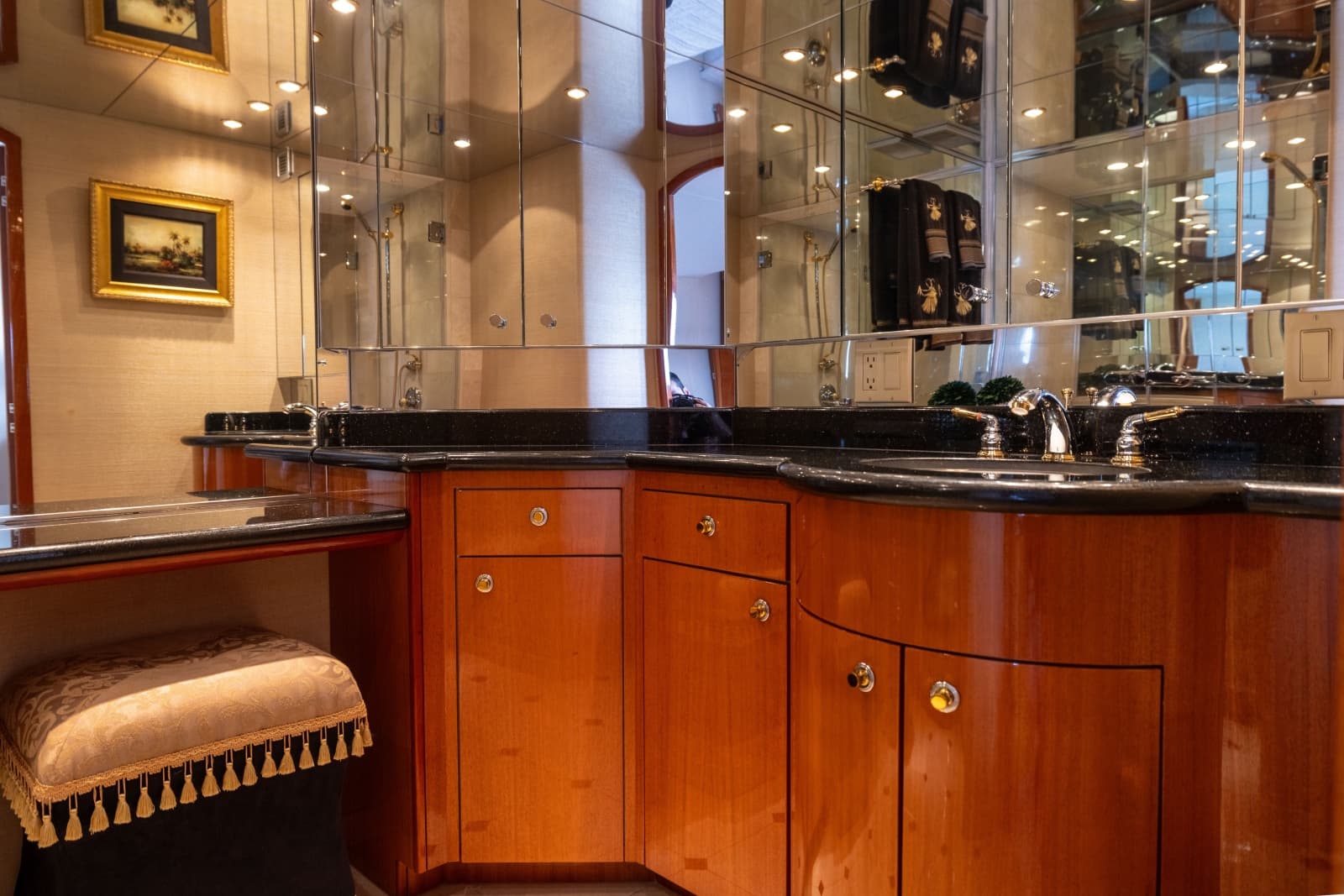 2005 Hatteras 80 Motor Yacht - Photo 57