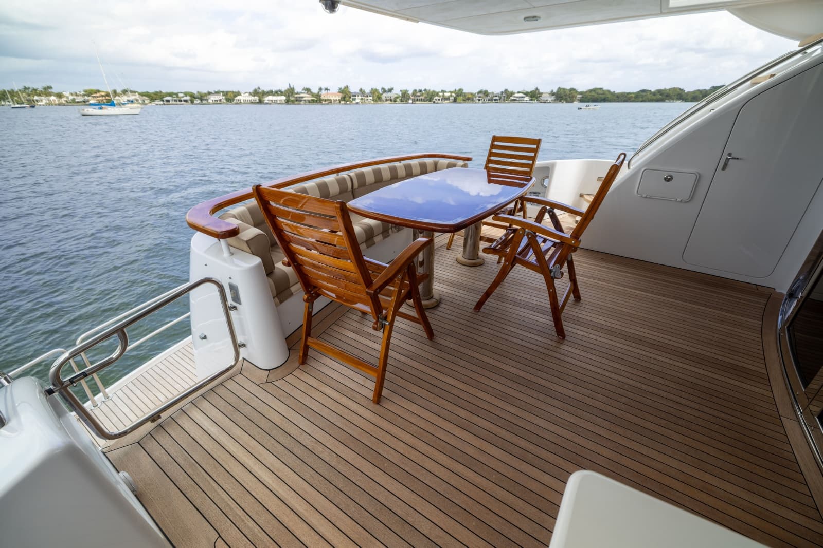 2005 Hatteras 80 Motor Yacht - Photo 20