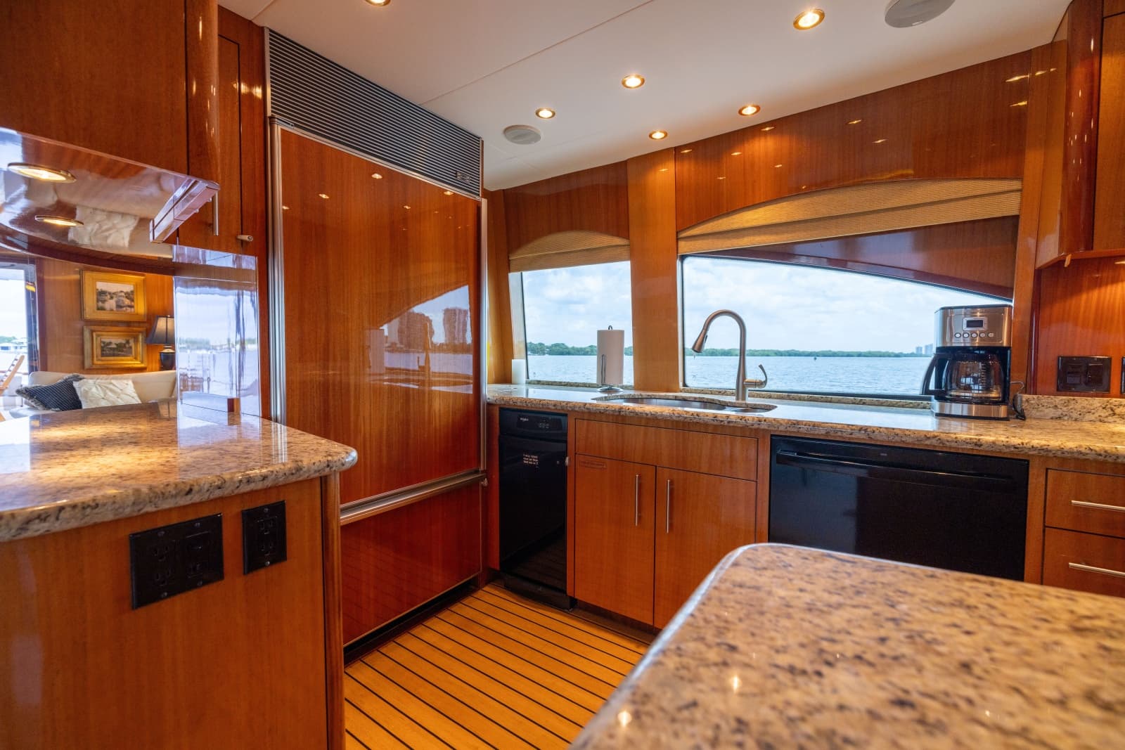 2005 Hatteras 80 Motor Yacht - Photo 42