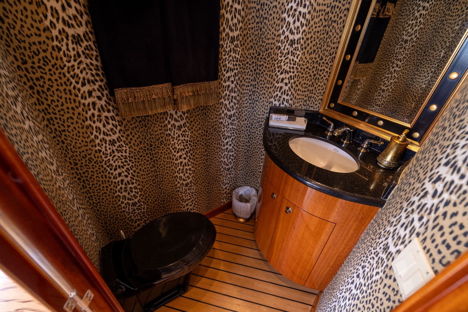 2005 Hatteras 80 Motor Yacht - Photo 44