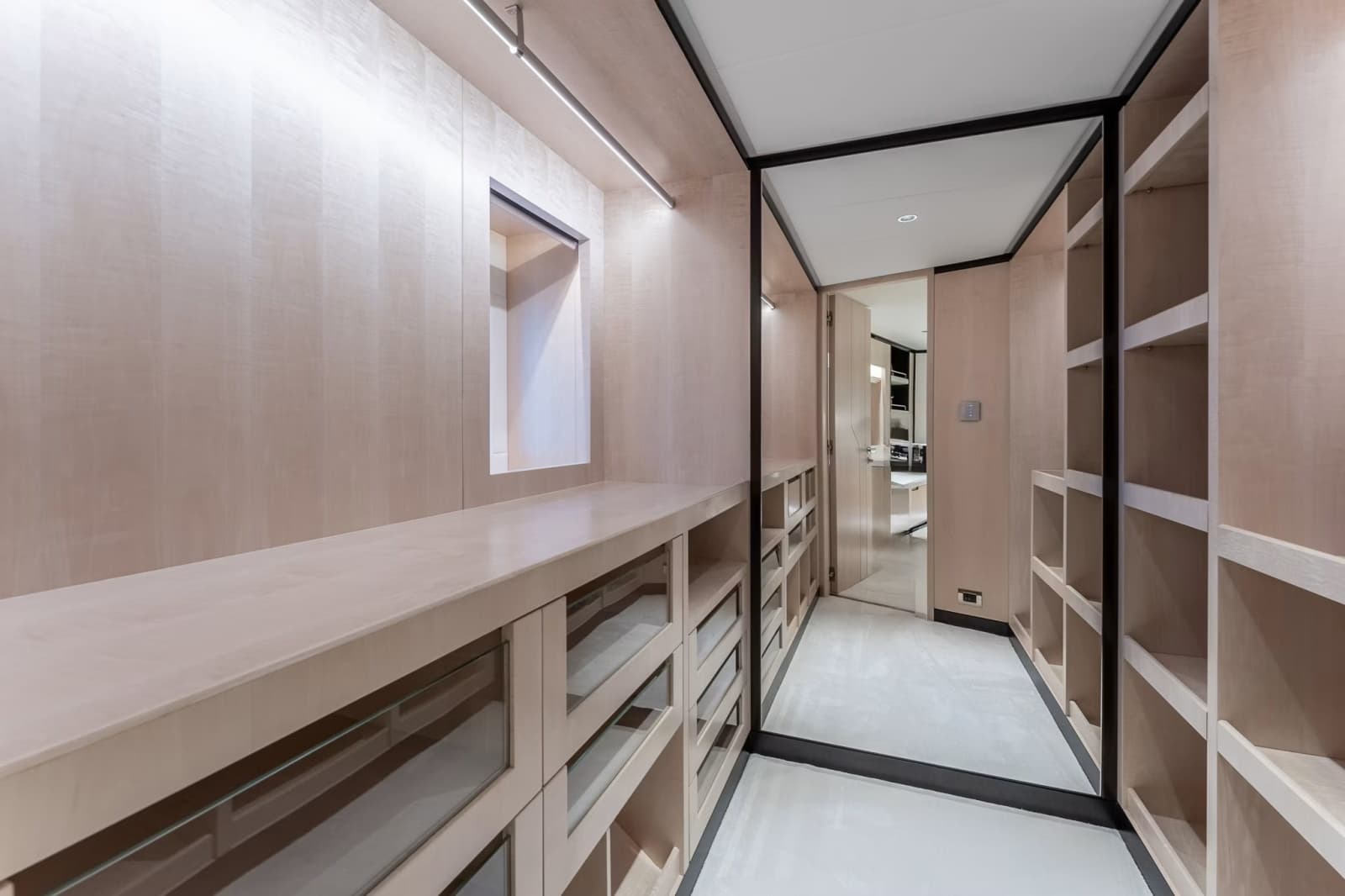 2024 Gulf Craft Majesty 120 - Photo 11