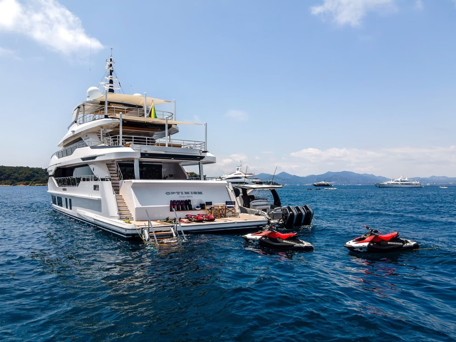 2024 Gulf Craft Majesty 120 - Photo 2