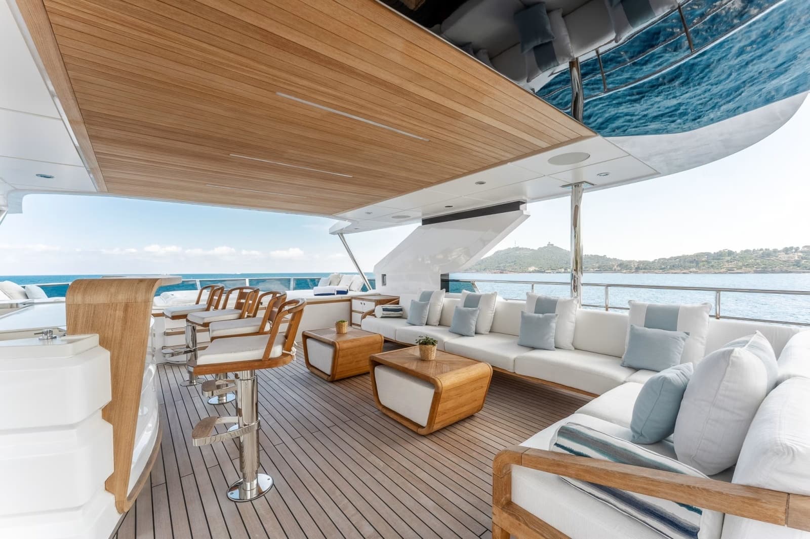 2024 Gulf Craft Majesty 120 - Photo 26