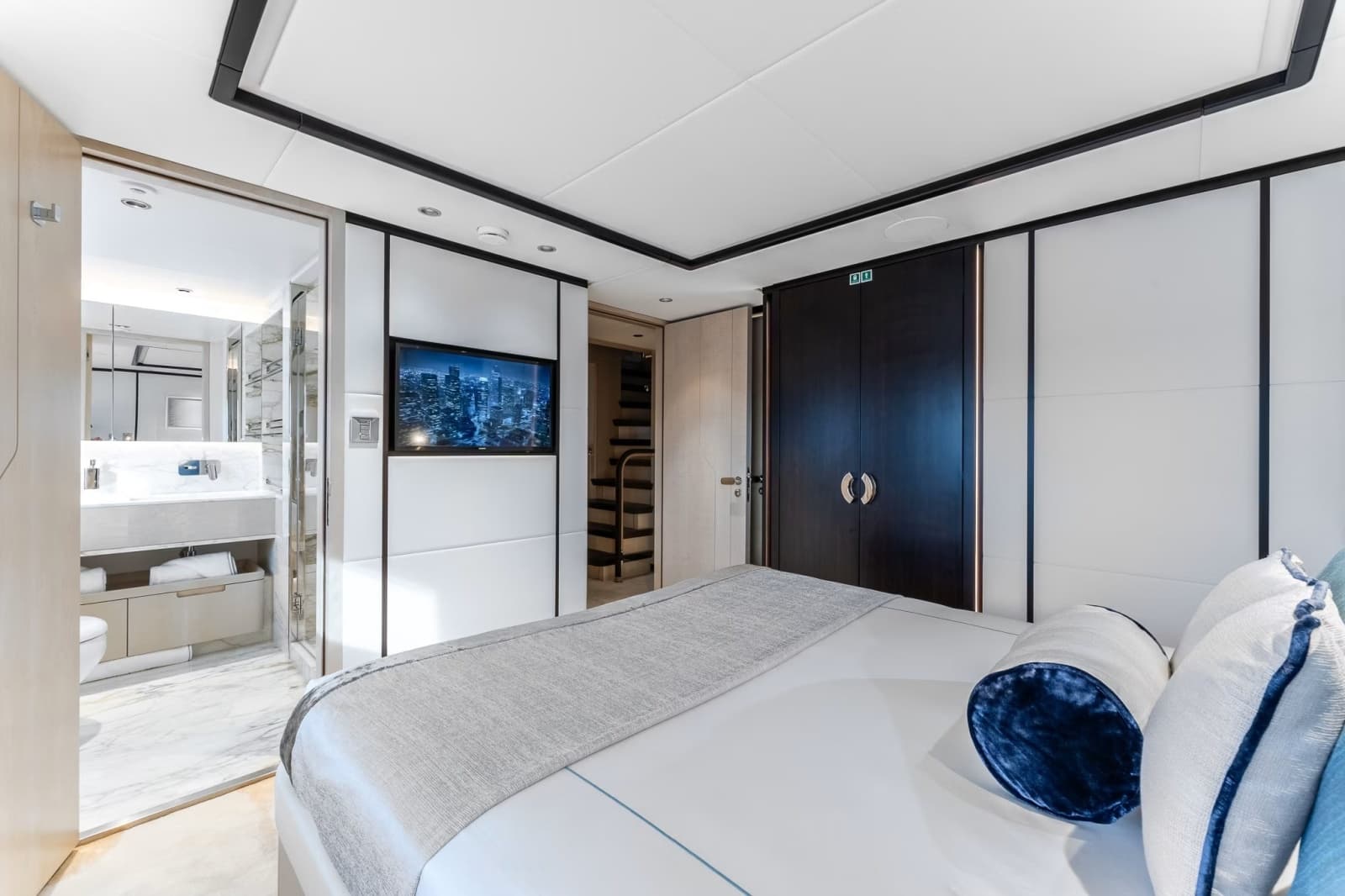 2024 Gulf Craft Majesty 120 - Photo 17