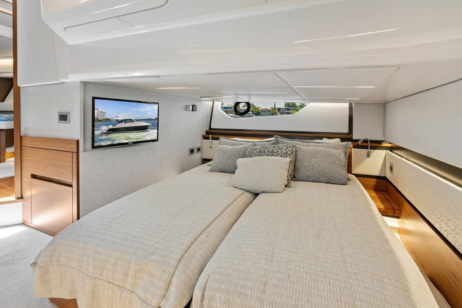 2024 Tiara Yachts 48 LE - Photo 60