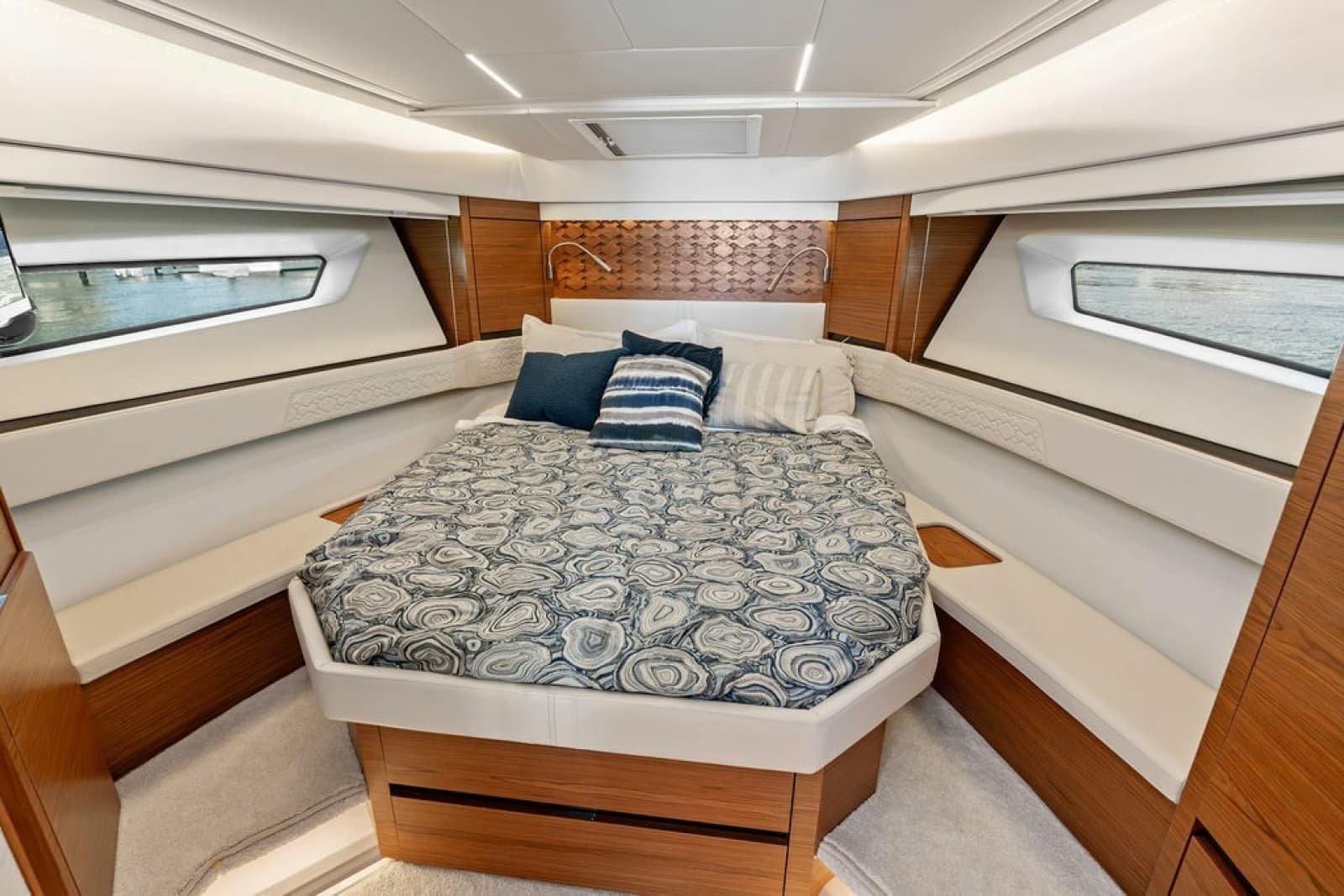 2024 Tiara Yachts 48 LE - Photo 50
