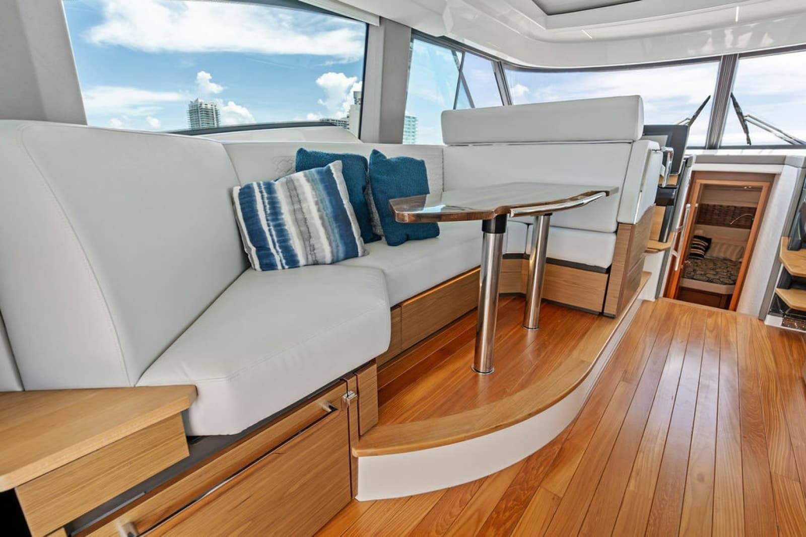 2024 Tiara Yachts 48 LE - Photo 38