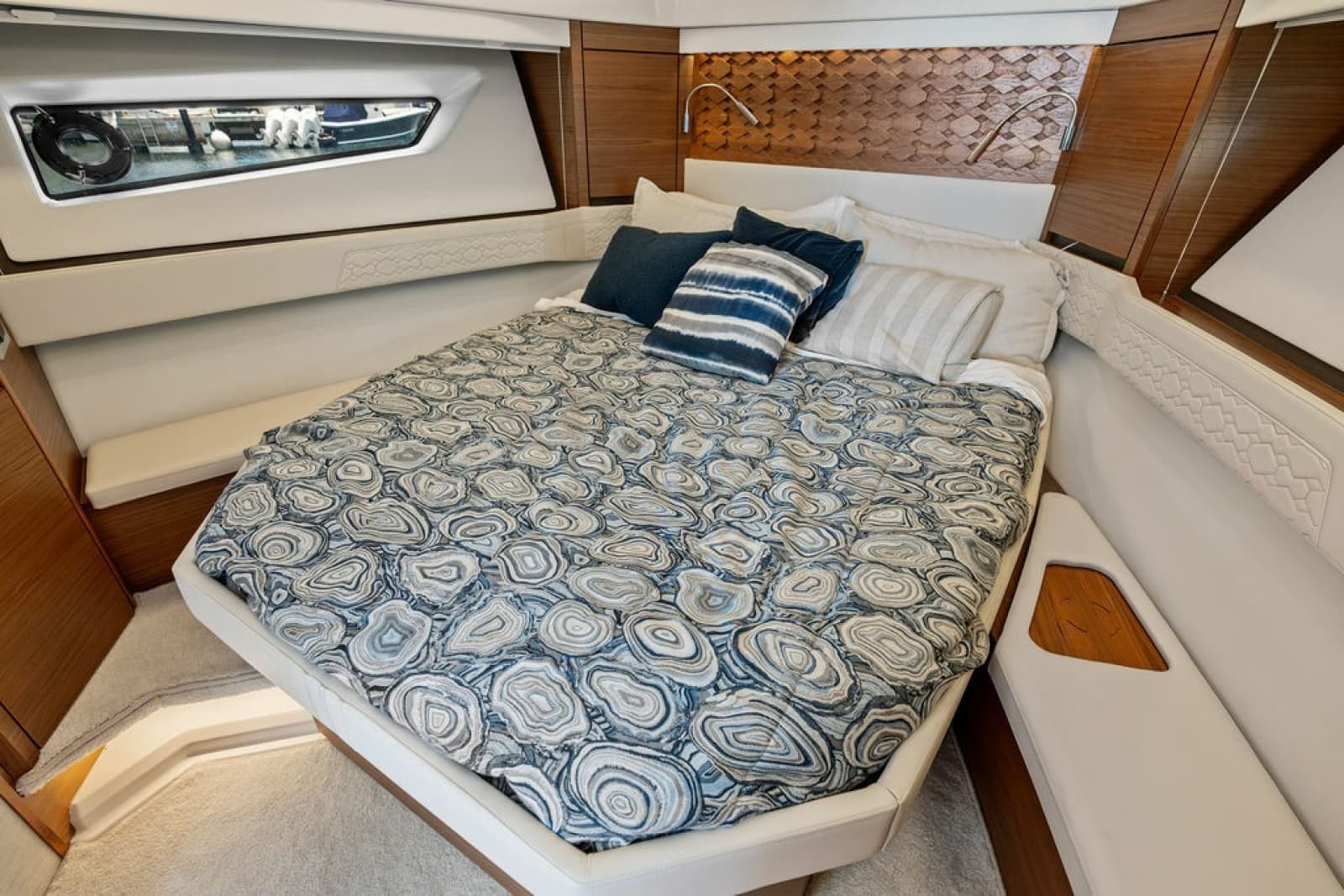 2024 Tiara Yachts 48 LE - Photo 51