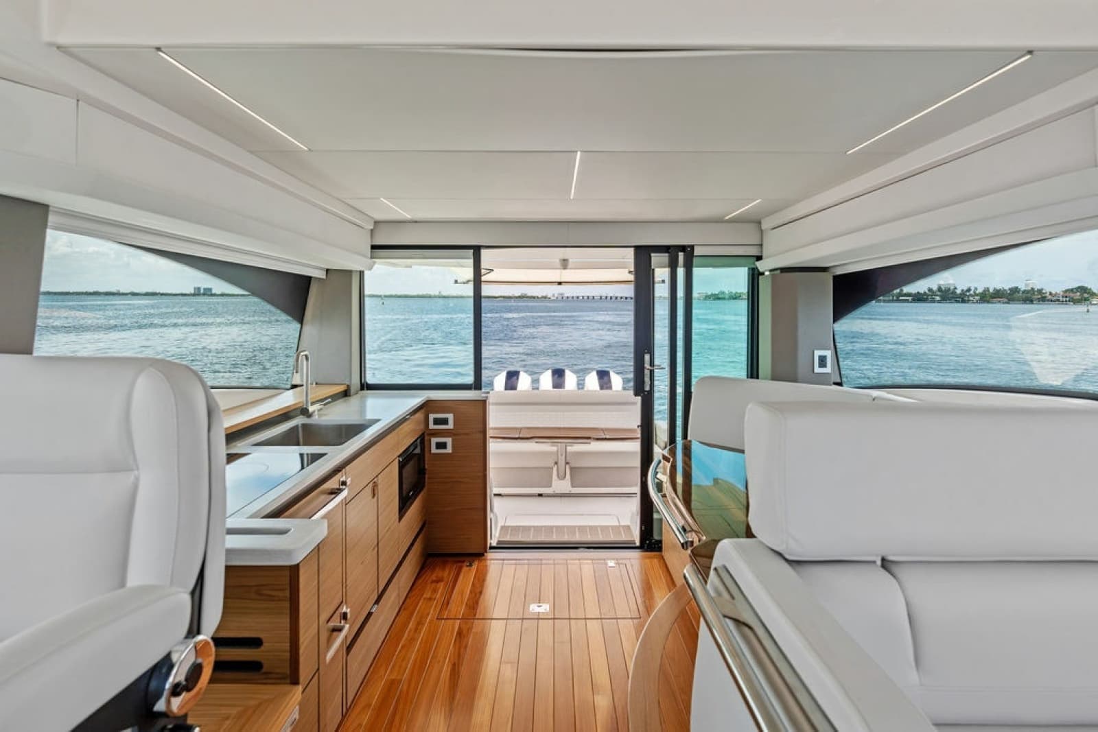 2024 Tiara Yachts 48 LE - Photo 36