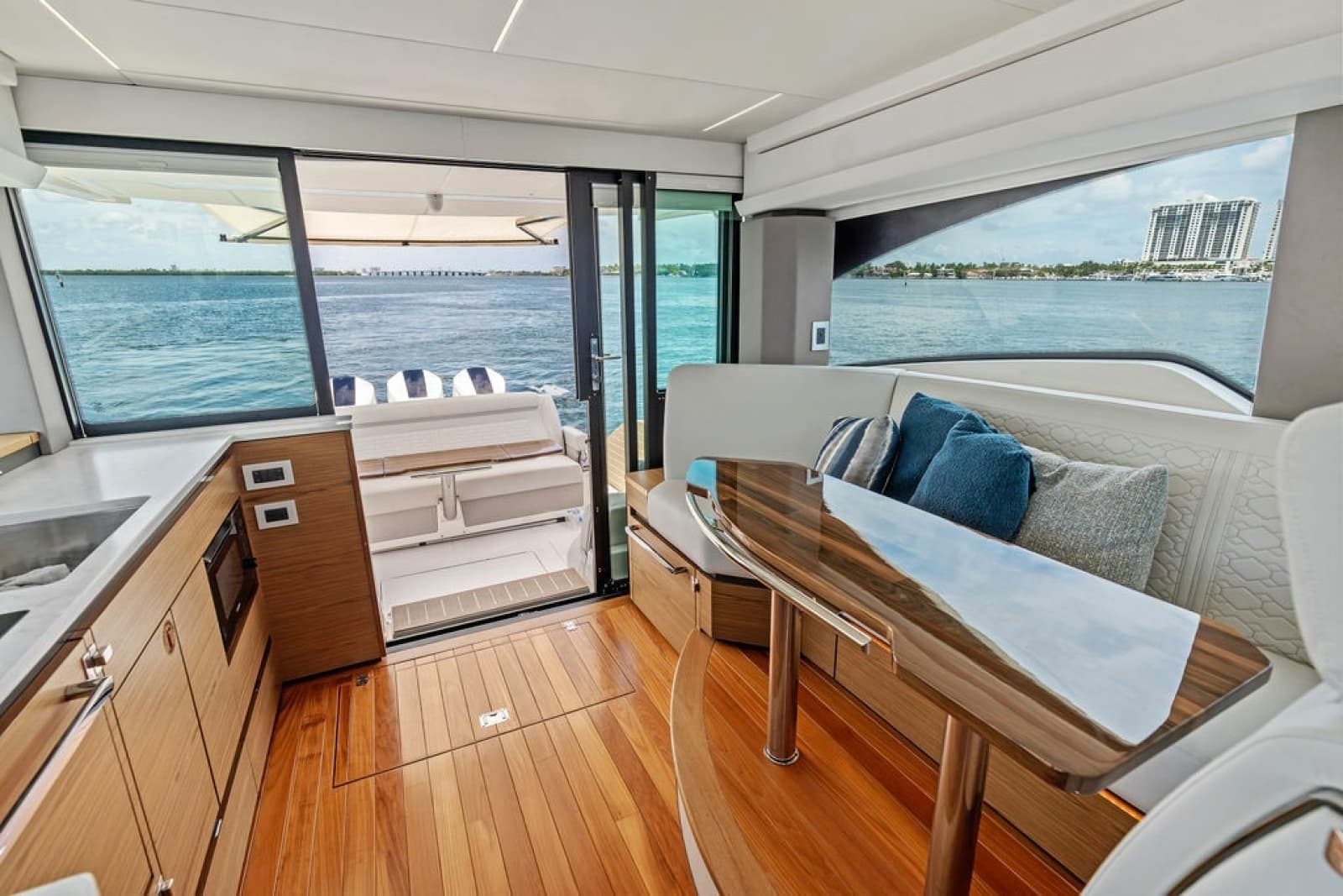 2024 Tiara Yachts 48 LE - Photo 37
