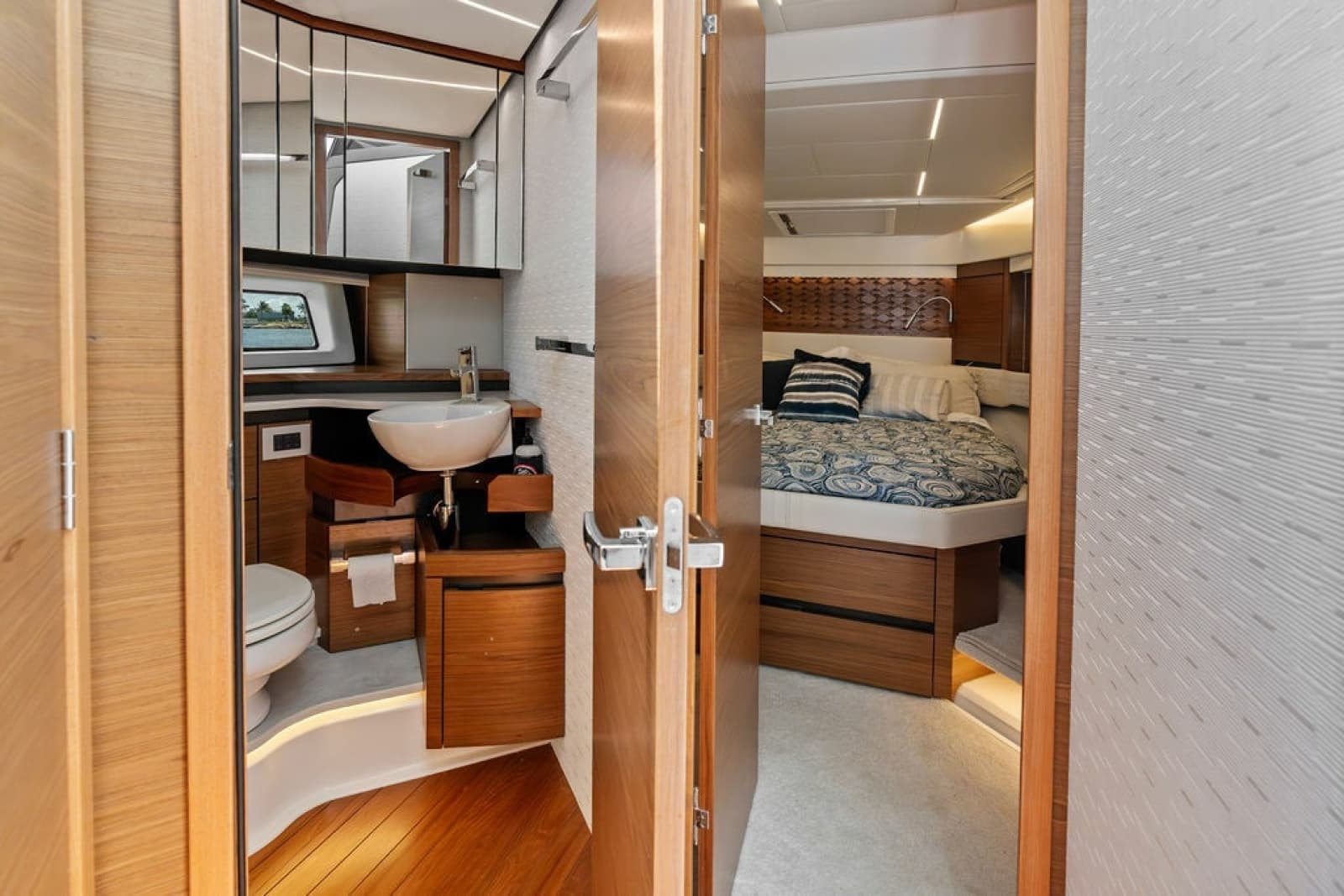 2024 Tiara Yachts 48 LE - Photo 57
