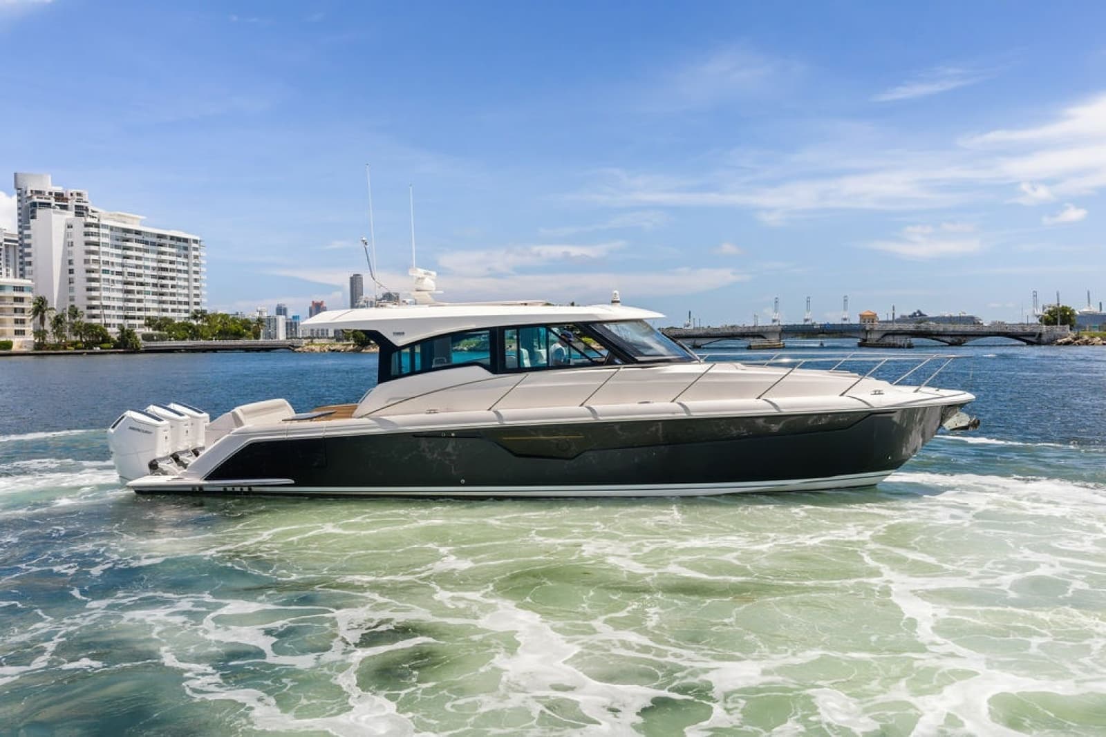 2024 Tiara Yachts 48 LE - Photo 6