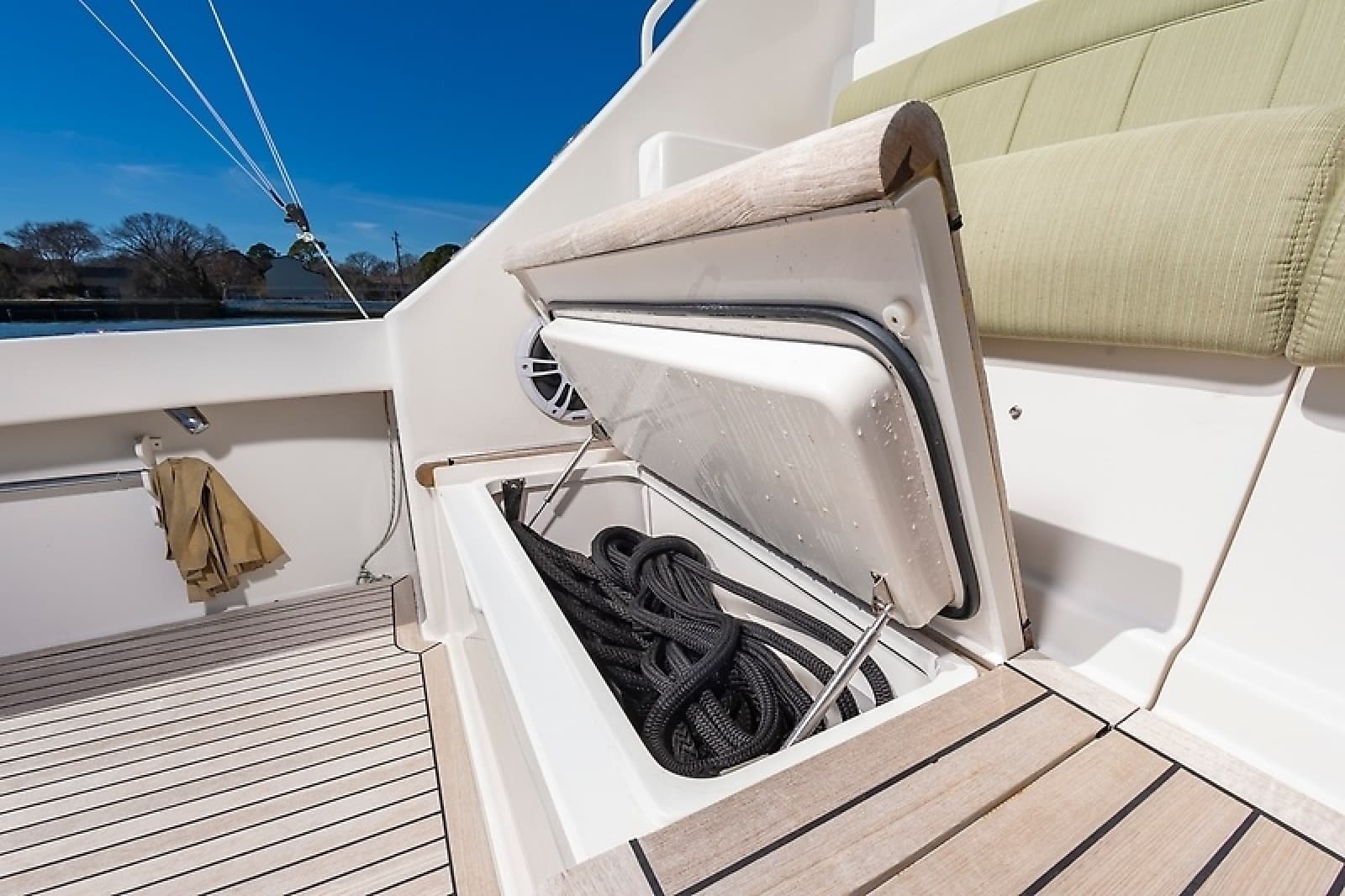 2010 Viking 52 Sport Coupe - Photo 16