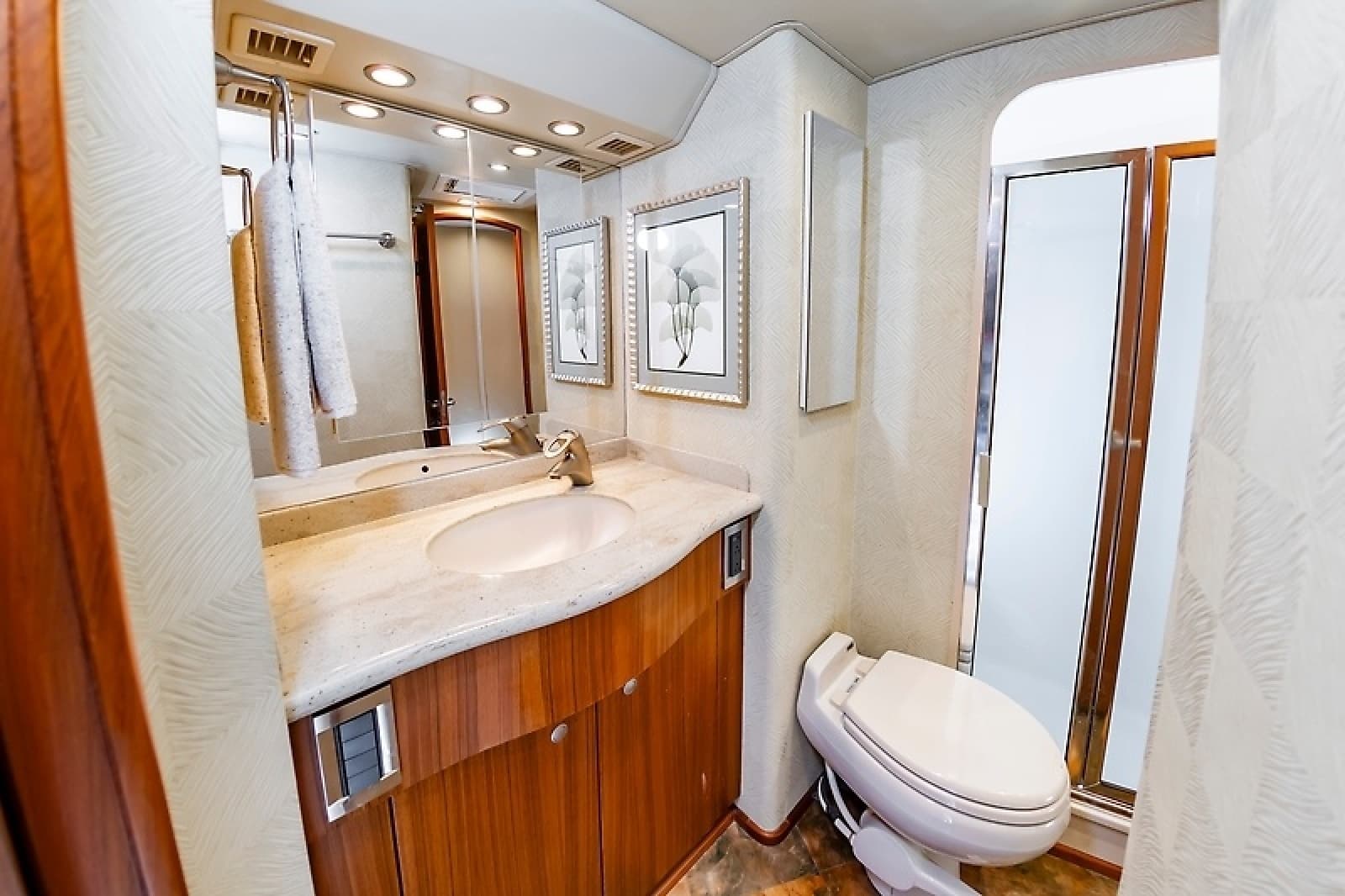 2010 Viking 52 Sport Coupe - Photo 34