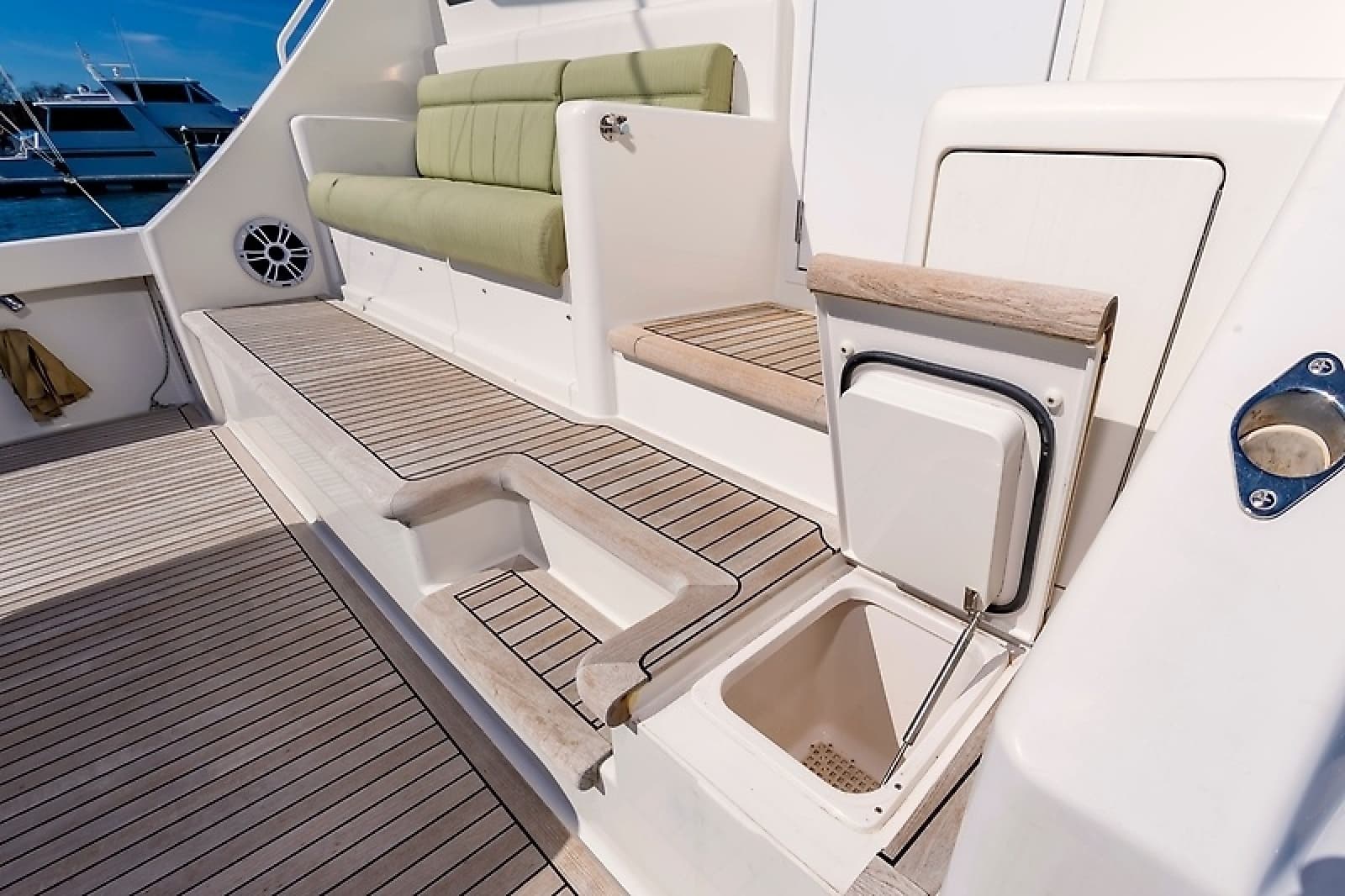 2010 Viking 52 Sport Coupe - Photo 18