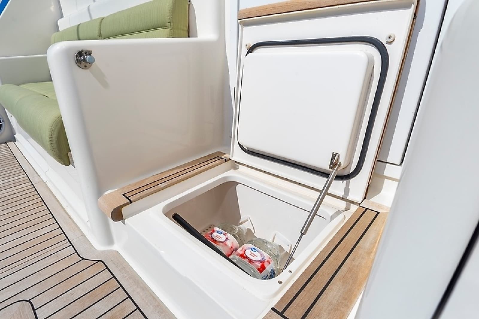 2010 Viking 52 Sport Coupe - Photo 17