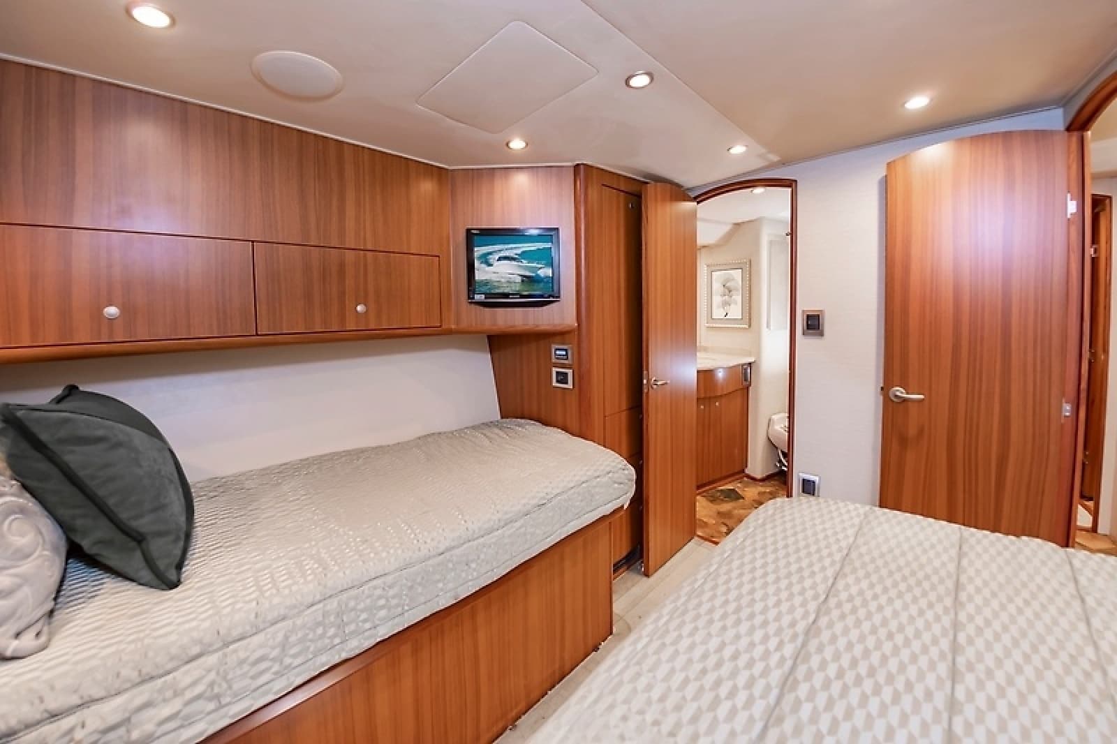 2010 Viking 52 Sport Coupe - Photo 33