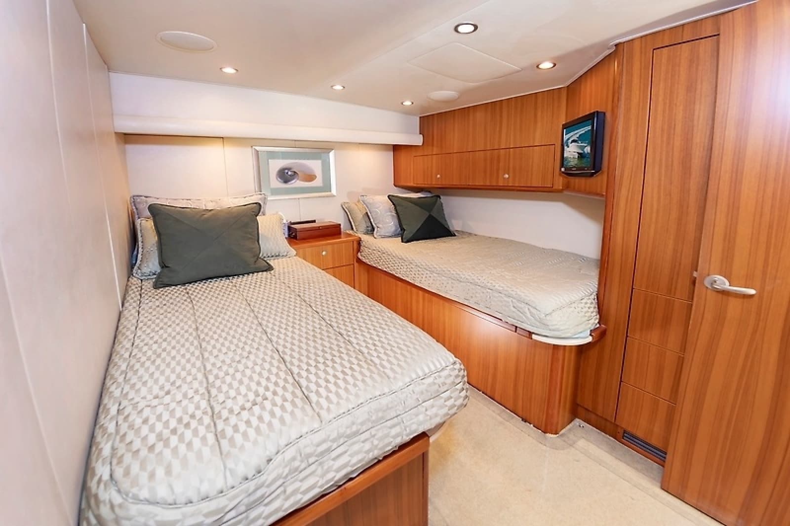 2010 Viking 52 Sport Coupe - Photo 32