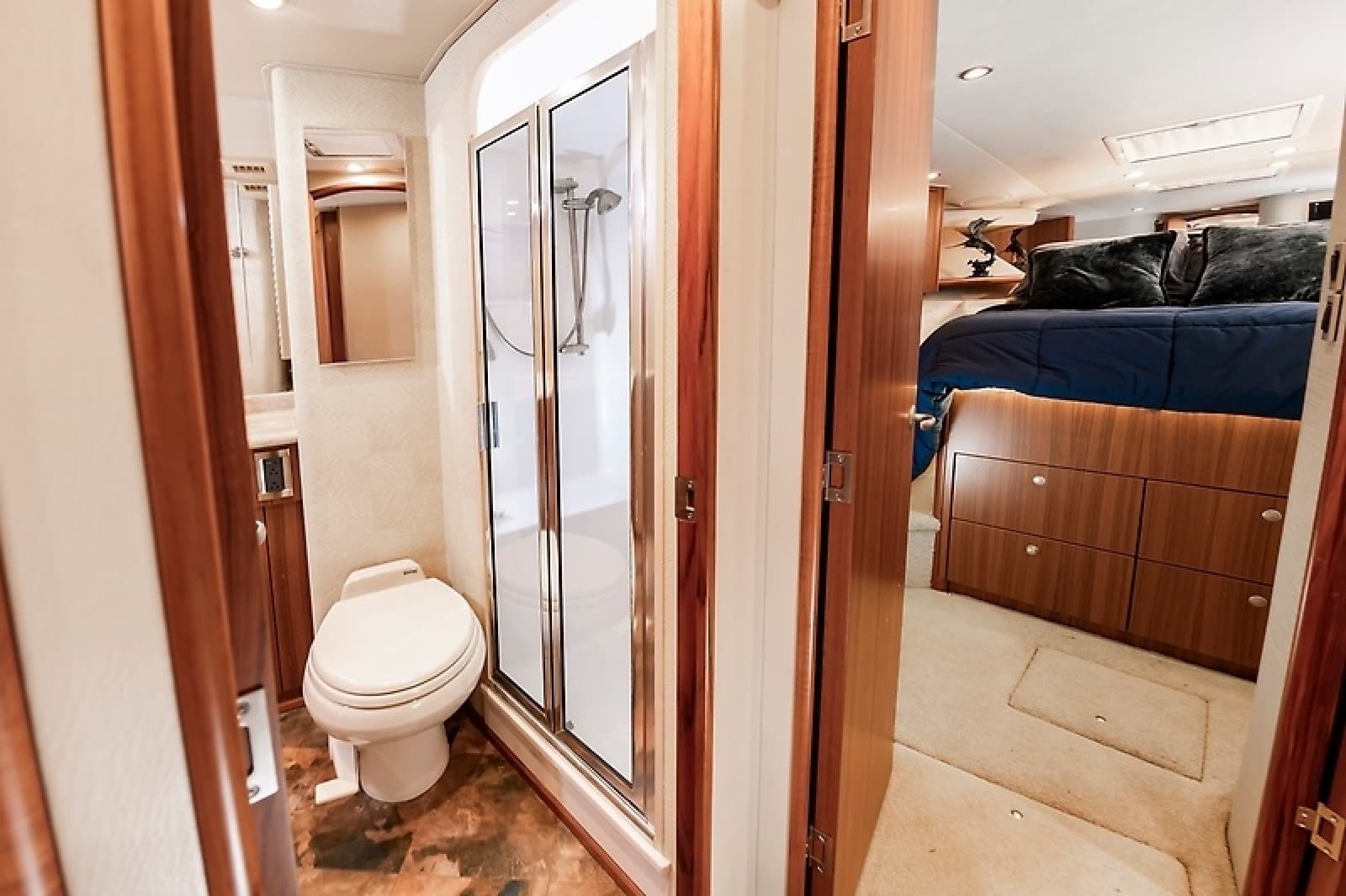 2010 Viking 52 Sport Coupe - Photo 35