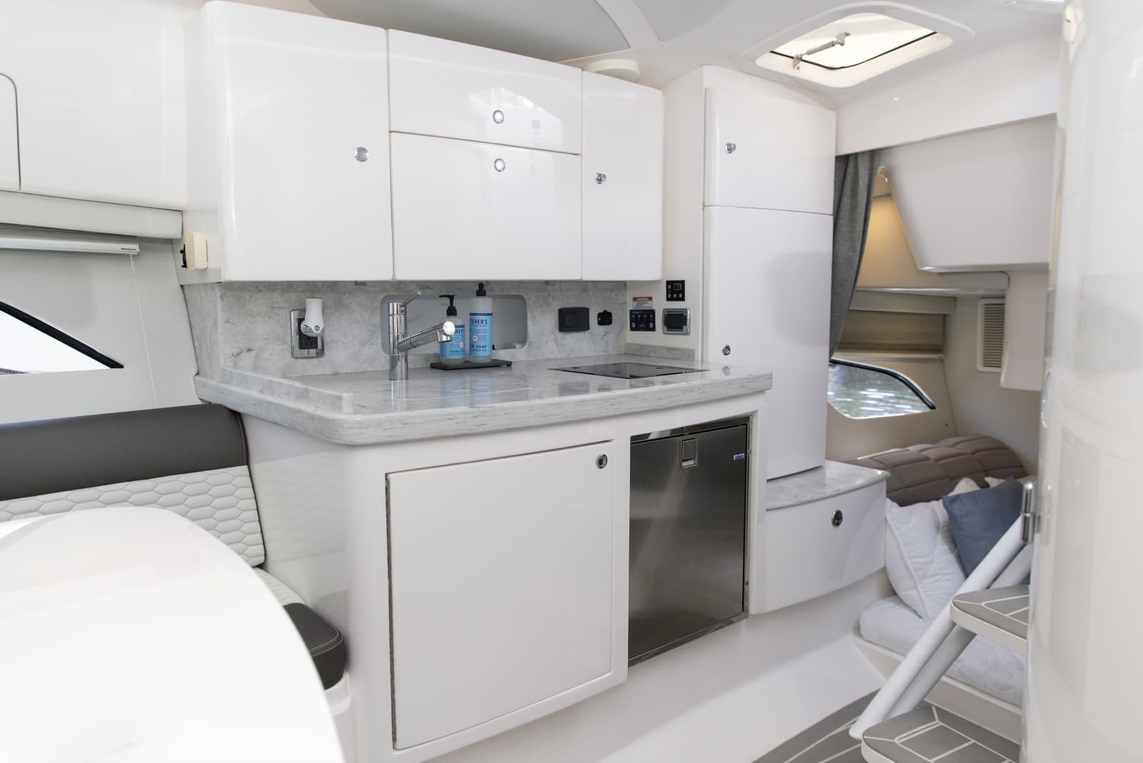 2021 Intrepid 409 Valor - Photo 8