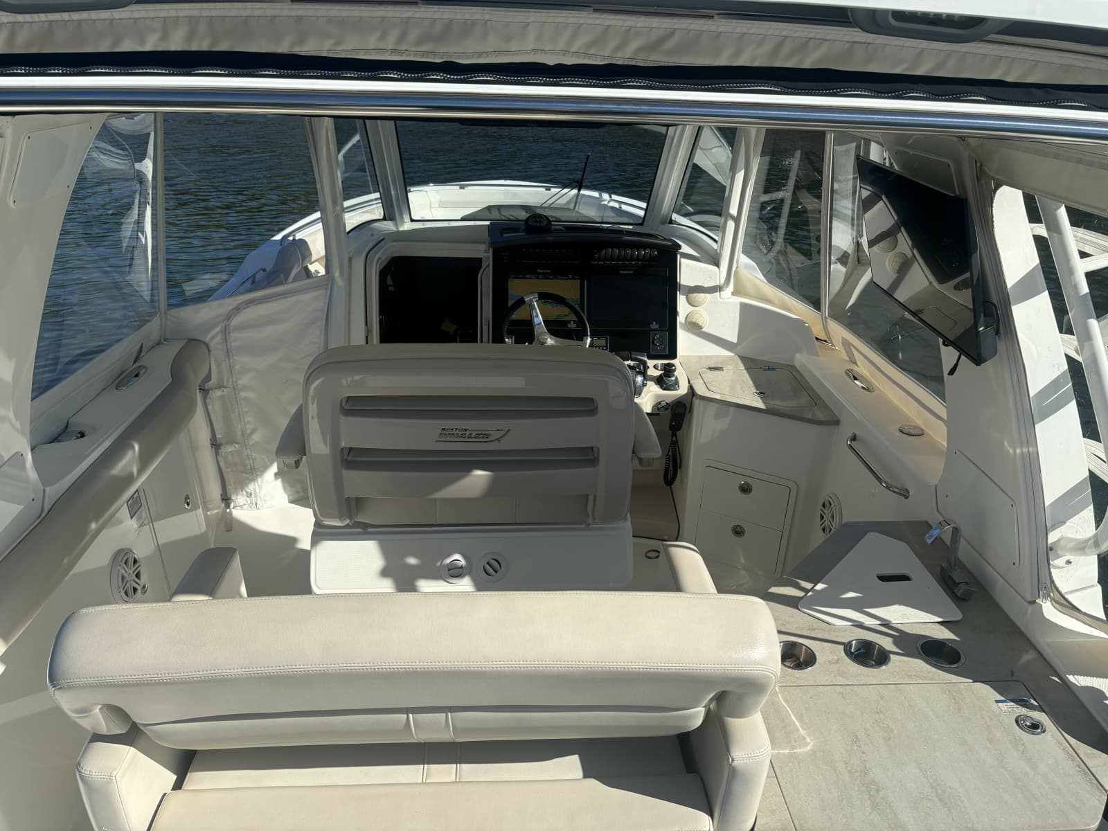 2018 Boston Whaler 350 Realm - Photo 16