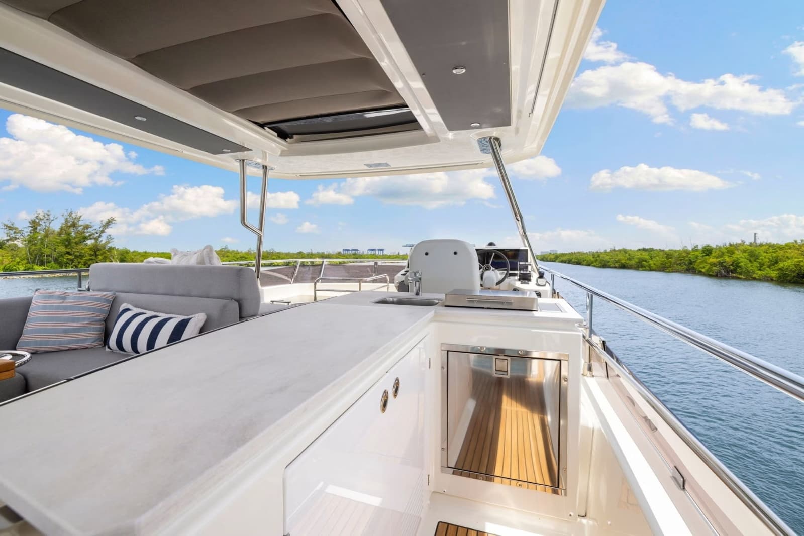 2022 Beneteau Grand Trawler 62 - Photo 15