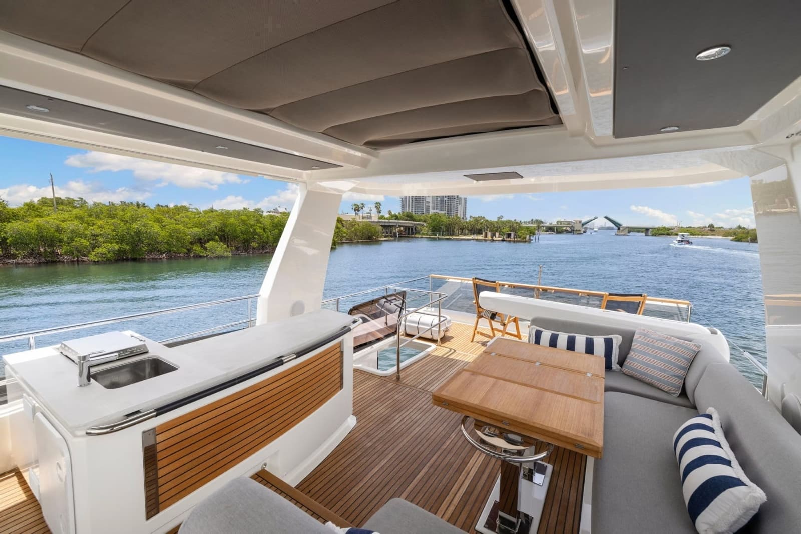 2022 Beneteau Grand Trawler 62 - Photo 12