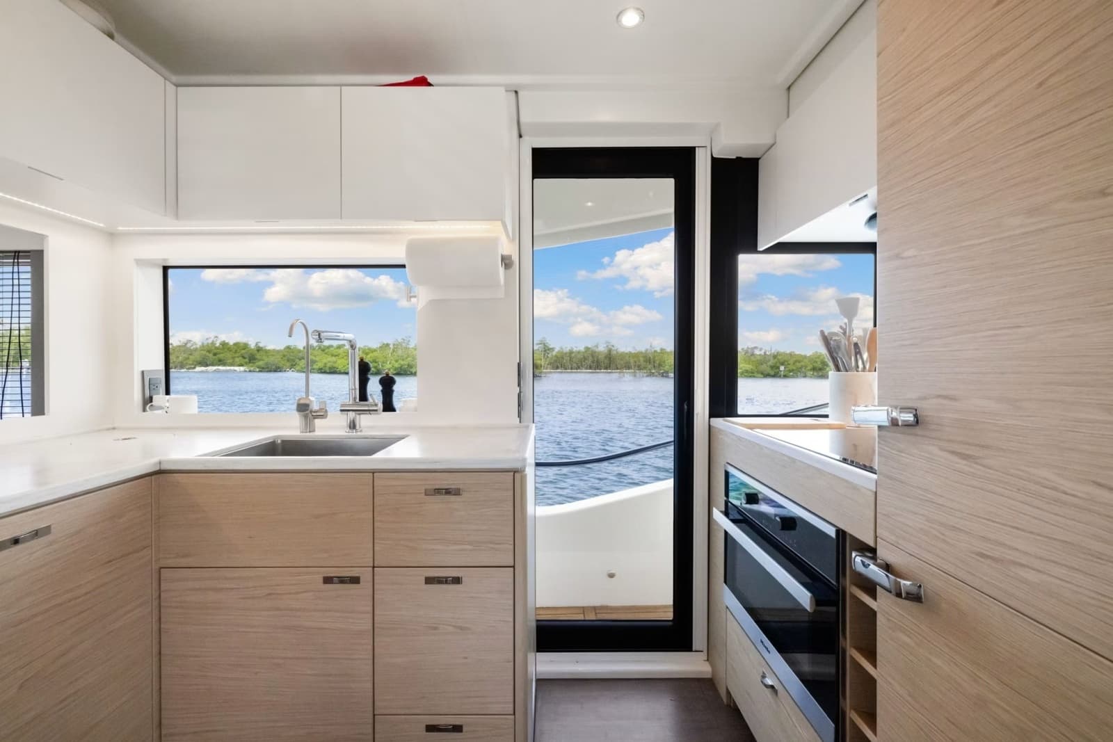 2022 Beneteau Grand Trawler 62 - Photo 35